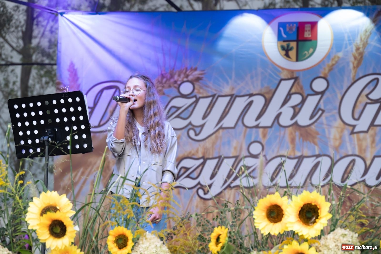 Zdjęcie w galerii na portalu naszraciborz.pl: Fajerwerki, młodzi artyści Fundacji ARS i Staś Karoń. Pierwszy dzień dożynek Gminy Krzyżanowice w Owsiszczach  wiadomości z regionu