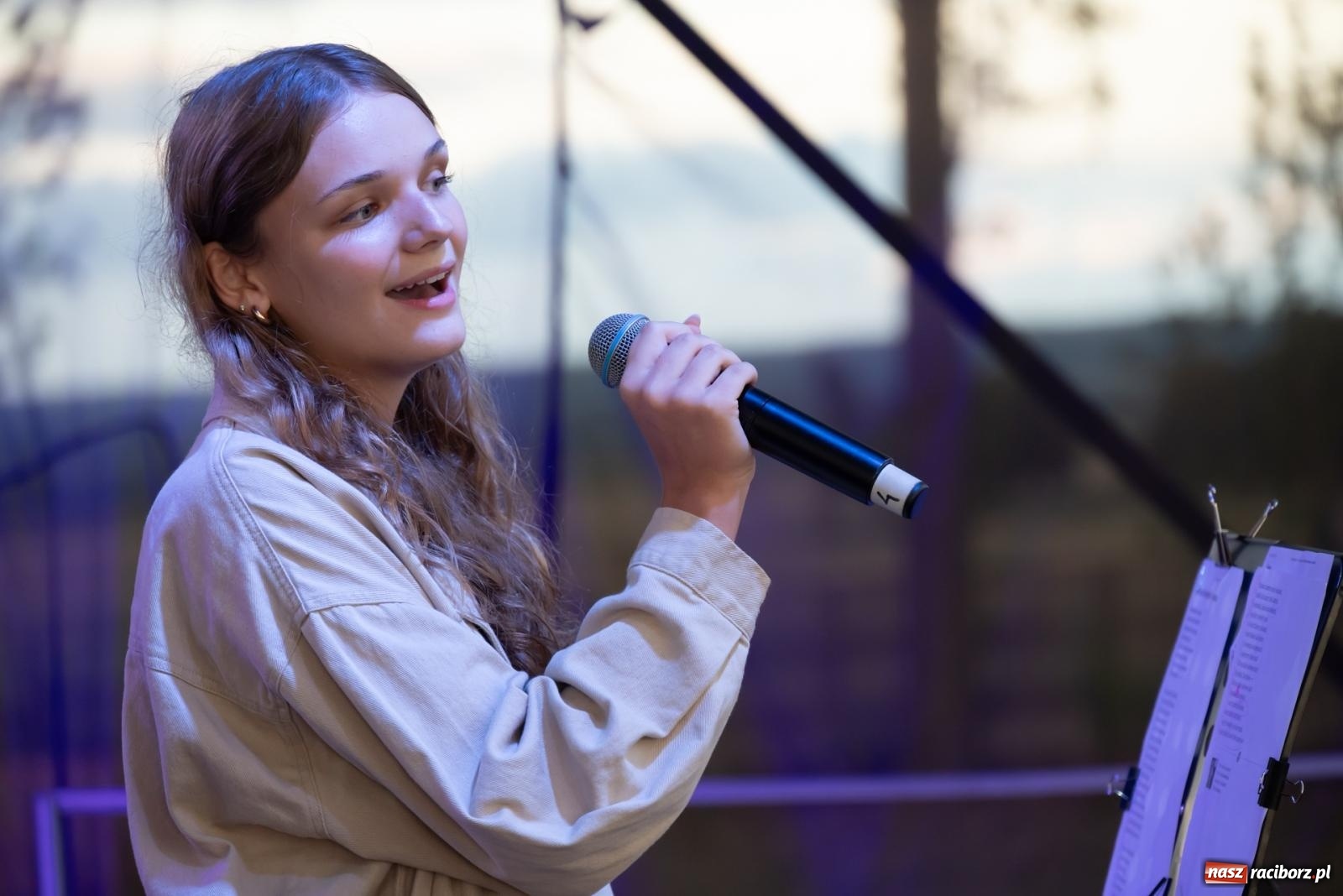 Zdjęcie w galerii na portalu naszraciborz.pl: Fajerwerki, młodzi artyści Fundacji ARS i Staś Karoń. Pierwszy dzień dożynek Gminy Krzyżanowice w Owsiszczach  wiadomości z regionu