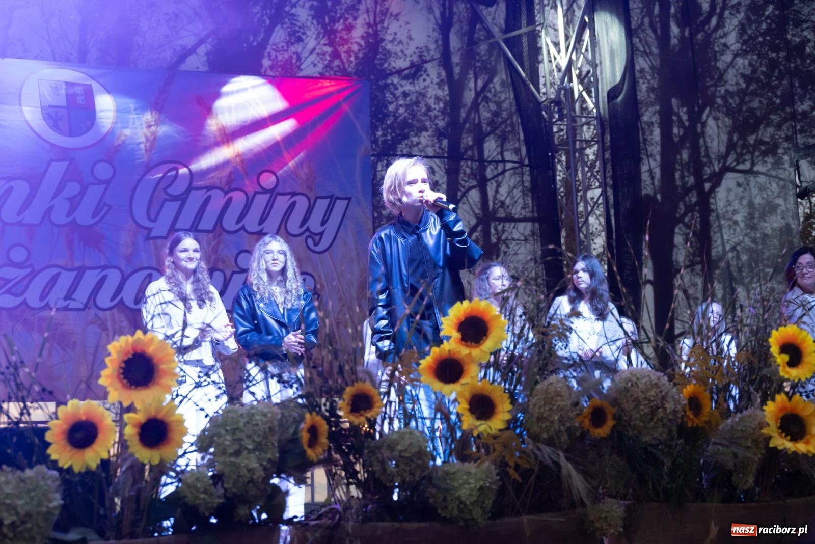 Zdjęcie w galerii na portalu naszraciborz.pl: Fajerwerki, młodzi artyści Fundacji ARS i Staś Karoń. Pierwszy dzień dożynek Gminy Krzyżanowice w Owsiszczach  wiadomości z regionu