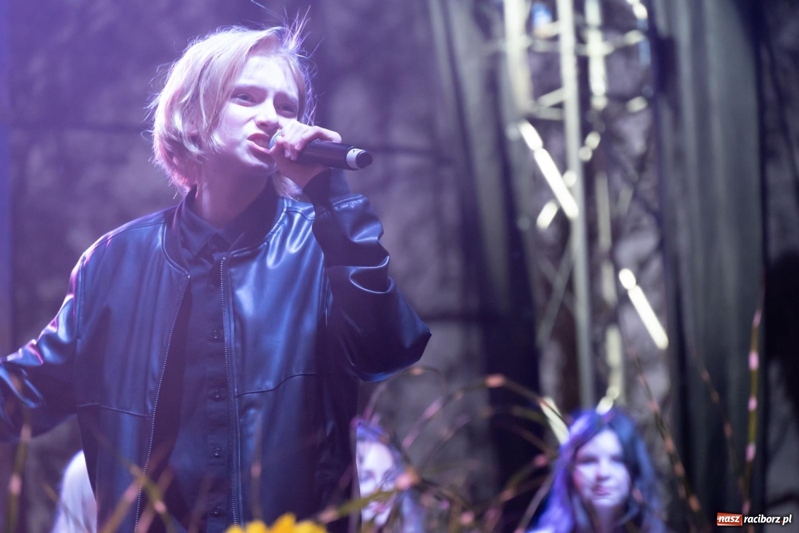 Zdjęcie w galerii na portalu naszraciborz.pl: Fajerwerki, młodzi artyści Fundacji ARS i Staś Karoń. Pierwszy dzień dożynek Gminy Krzyżanowice w Owsiszczach  wiadomości z regionu