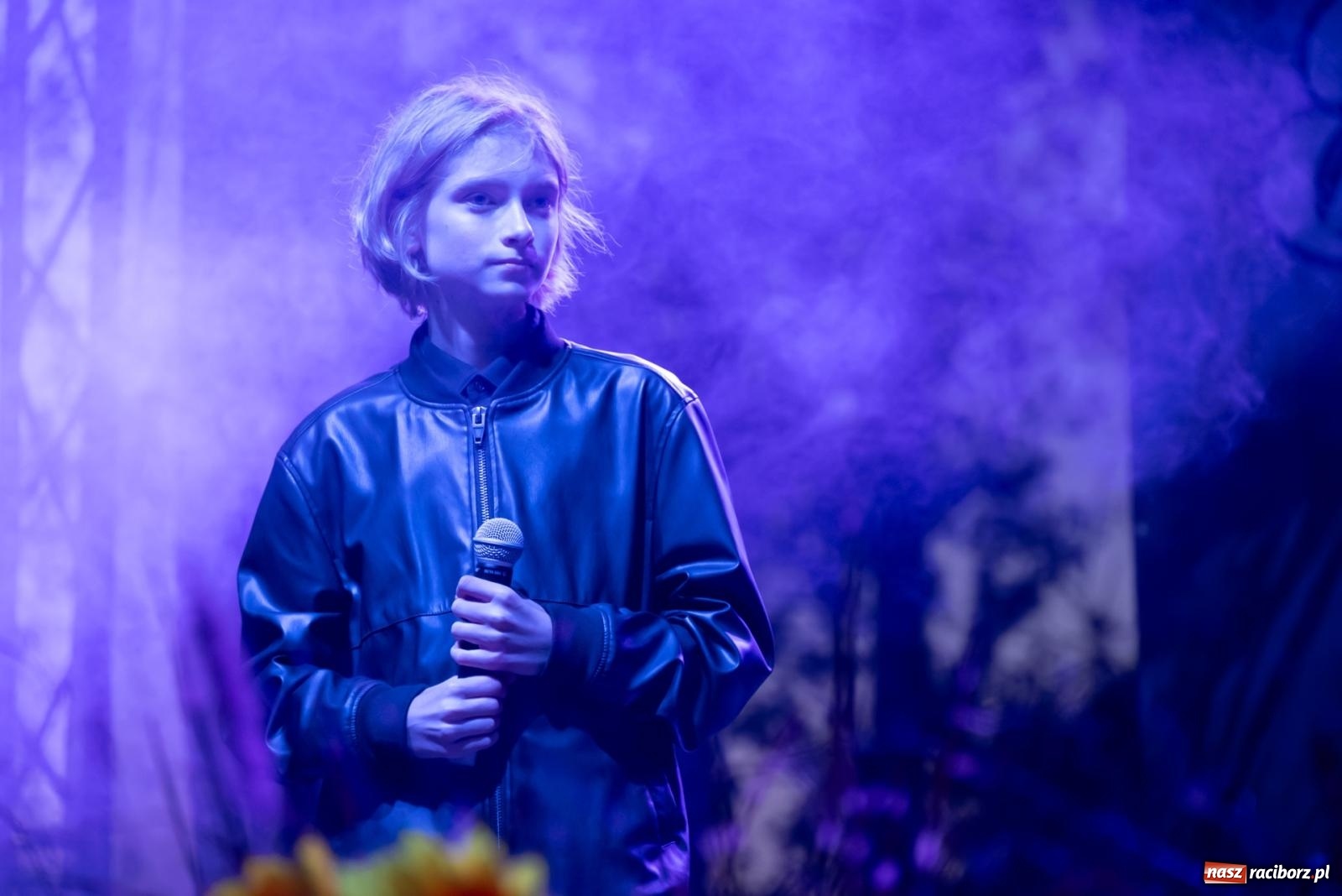 Zdjęcie w galerii na portalu naszraciborz.pl: Fajerwerki, młodzi artyści Fundacji ARS i Staś Karoń. Pierwszy dzień dożynek Gminy Krzyżanowice w Owsiszczach  wiadomości z regionu