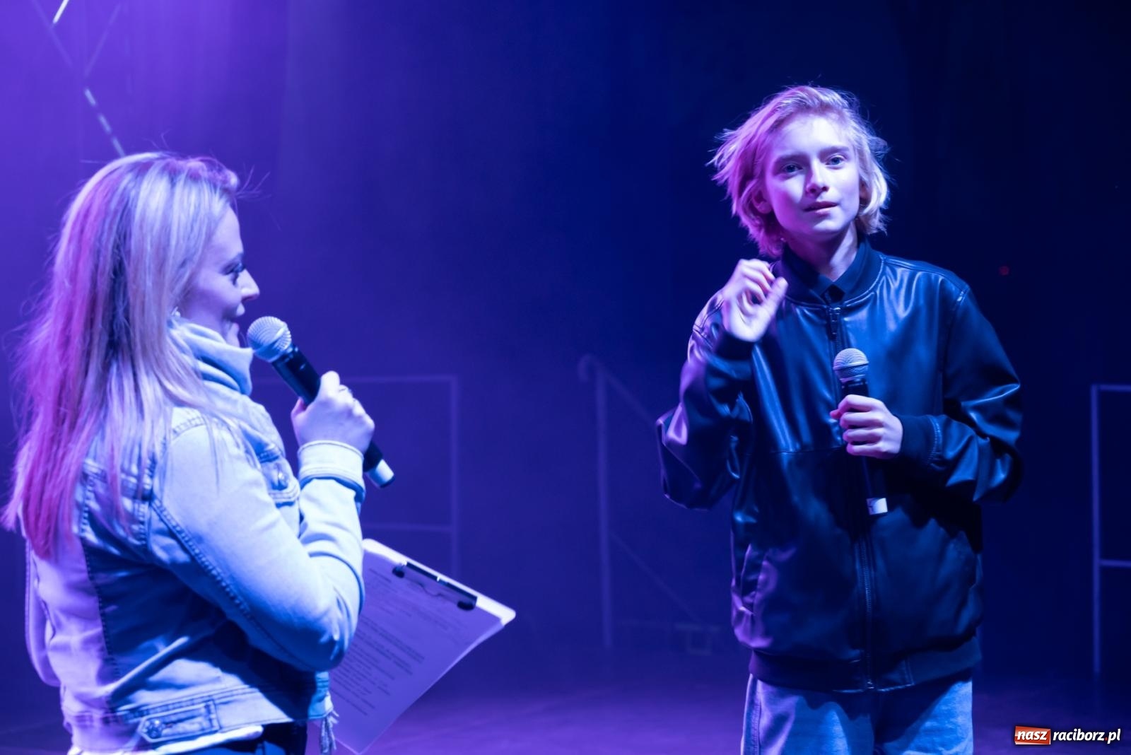 Zdjęcie w galerii na portalu naszraciborz.pl: Fajerwerki, młodzi artyści Fundacji ARS i Staś Karoń. Pierwszy dzień dożynek Gminy Krzyżanowice w Owsiszczach  wiadomości z regionu