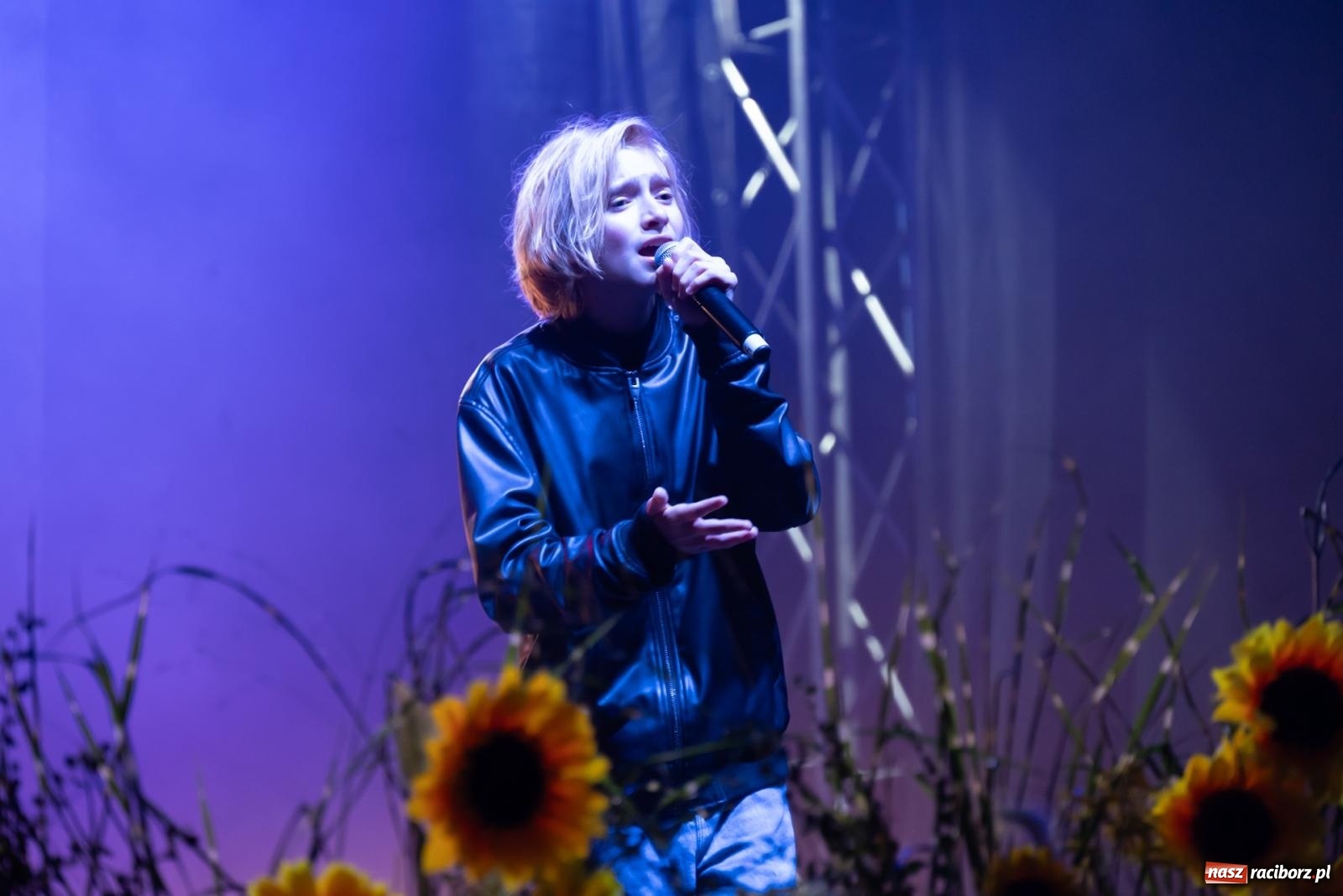 Zdjęcie w galerii na portalu naszraciborz.pl: Fajerwerki, młodzi artyści Fundacji ARS i Staś Karoń. Pierwszy dzień dożynek Gminy Krzyżanowice w Owsiszczach  wiadomości z regionu