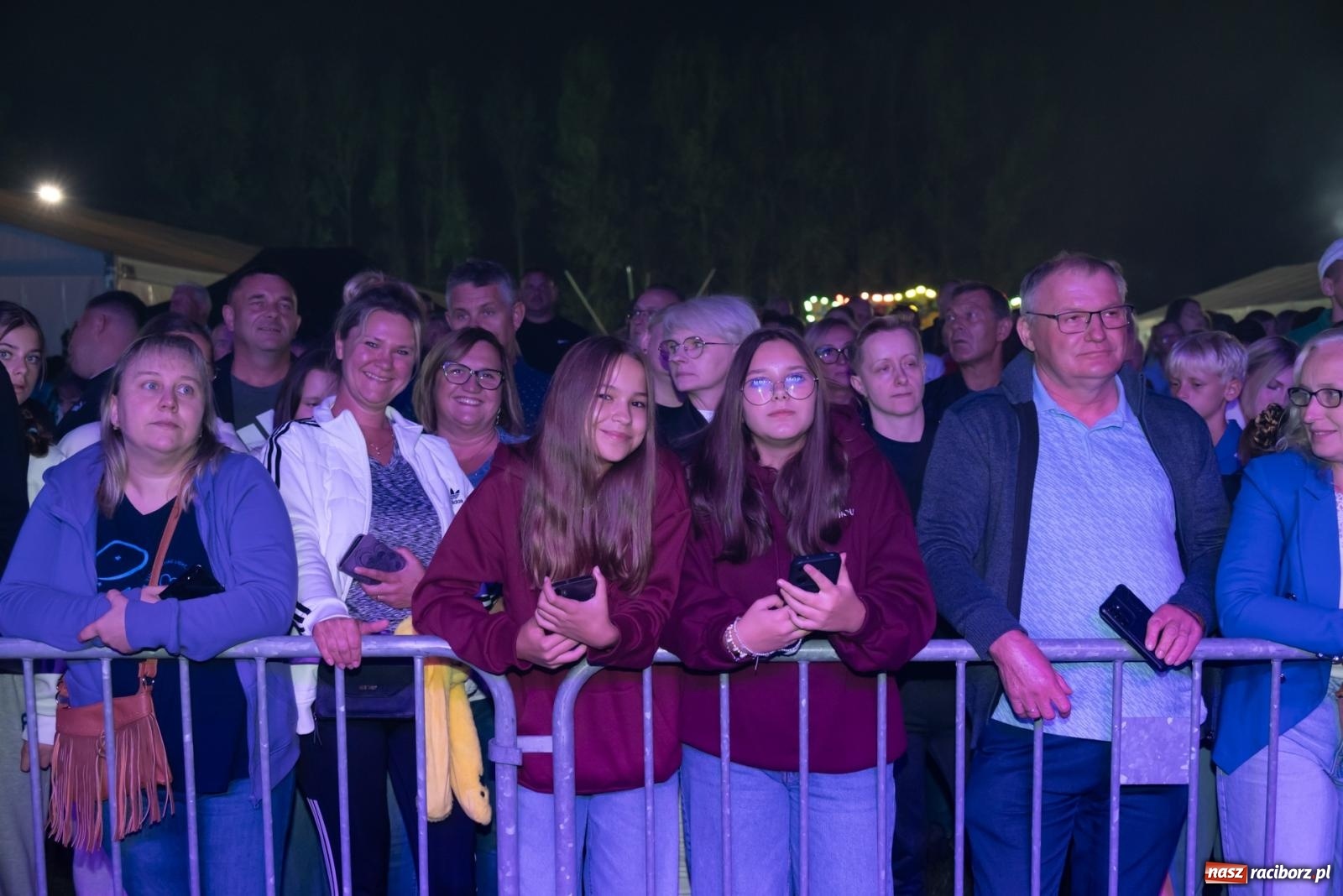 Zdjęcie w galerii na portalu naszraciborz.pl: Fajerwerki, młodzi artyści Fundacji ARS i Staś Karoń. Pierwszy dzień dożynek Gminy Krzyżanowice w Owsiszczach  wiadomości z regionu
