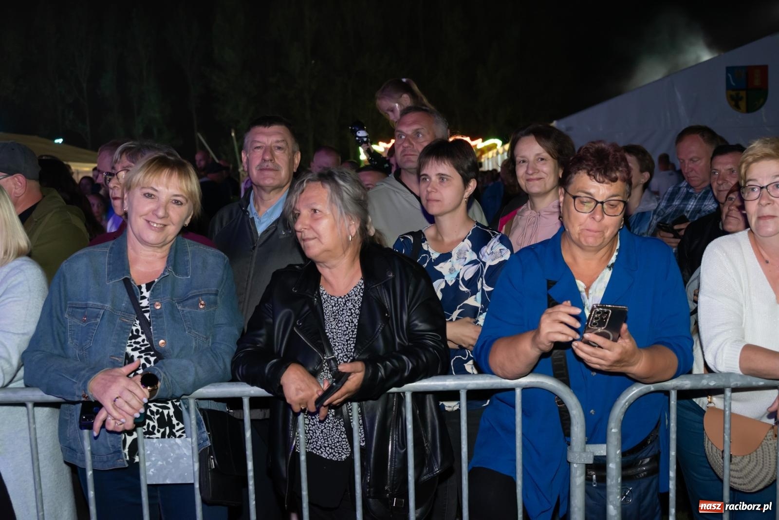 Zdjęcie w galerii na portalu naszraciborz.pl: Fajerwerki, młodzi artyści Fundacji ARS i Staś Karoń. Pierwszy dzień dożynek Gminy Krzyżanowice w Owsiszczach  wiadomości z regionu