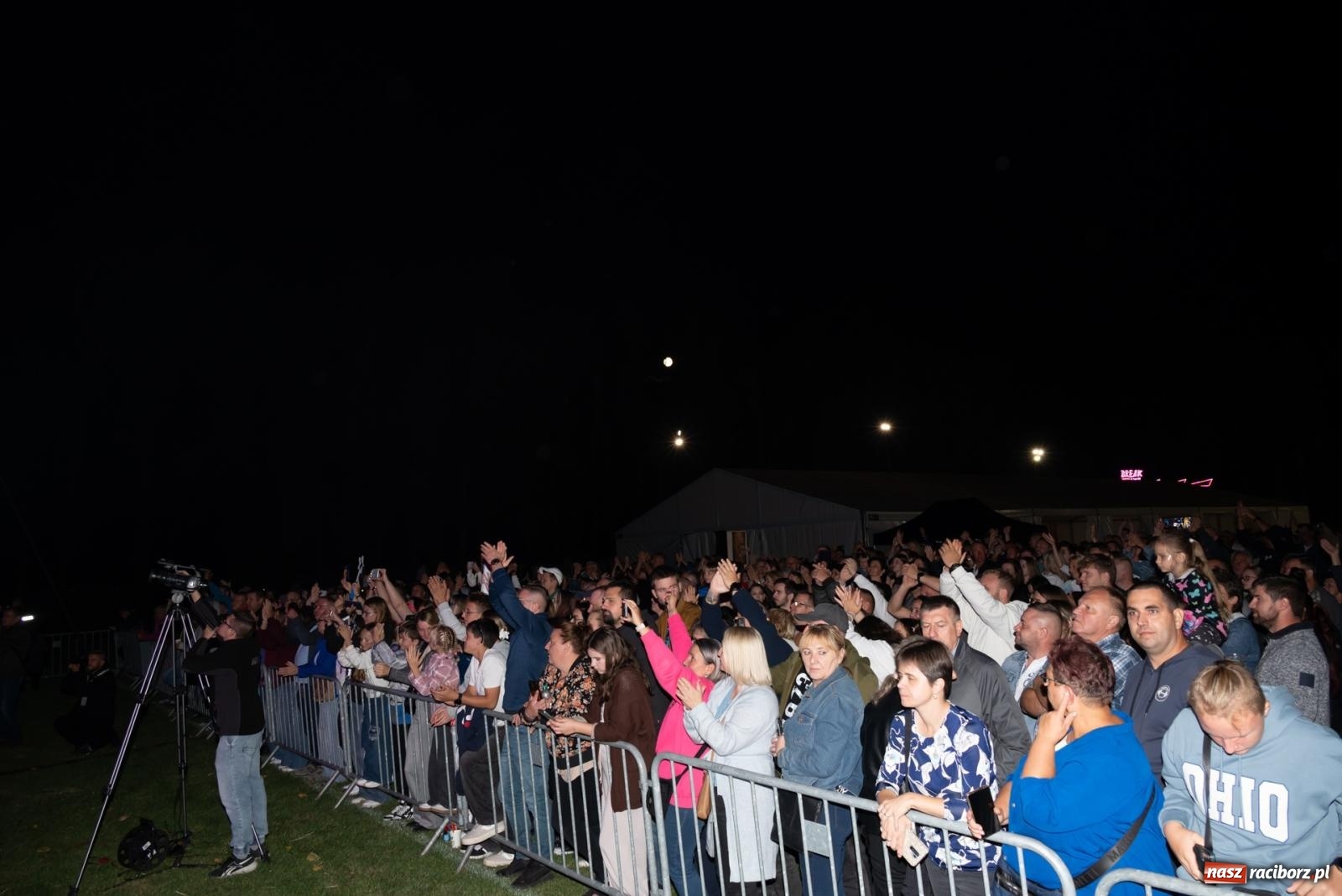 Zdjęcie w galerii na portalu naszraciborz.pl: Fajerwerki, młodzi artyści Fundacji ARS i Staś Karoń. Pierwszy dzień dożynek Gminy Krzyżanowice w Owsiszczach  wiadomości z regionu