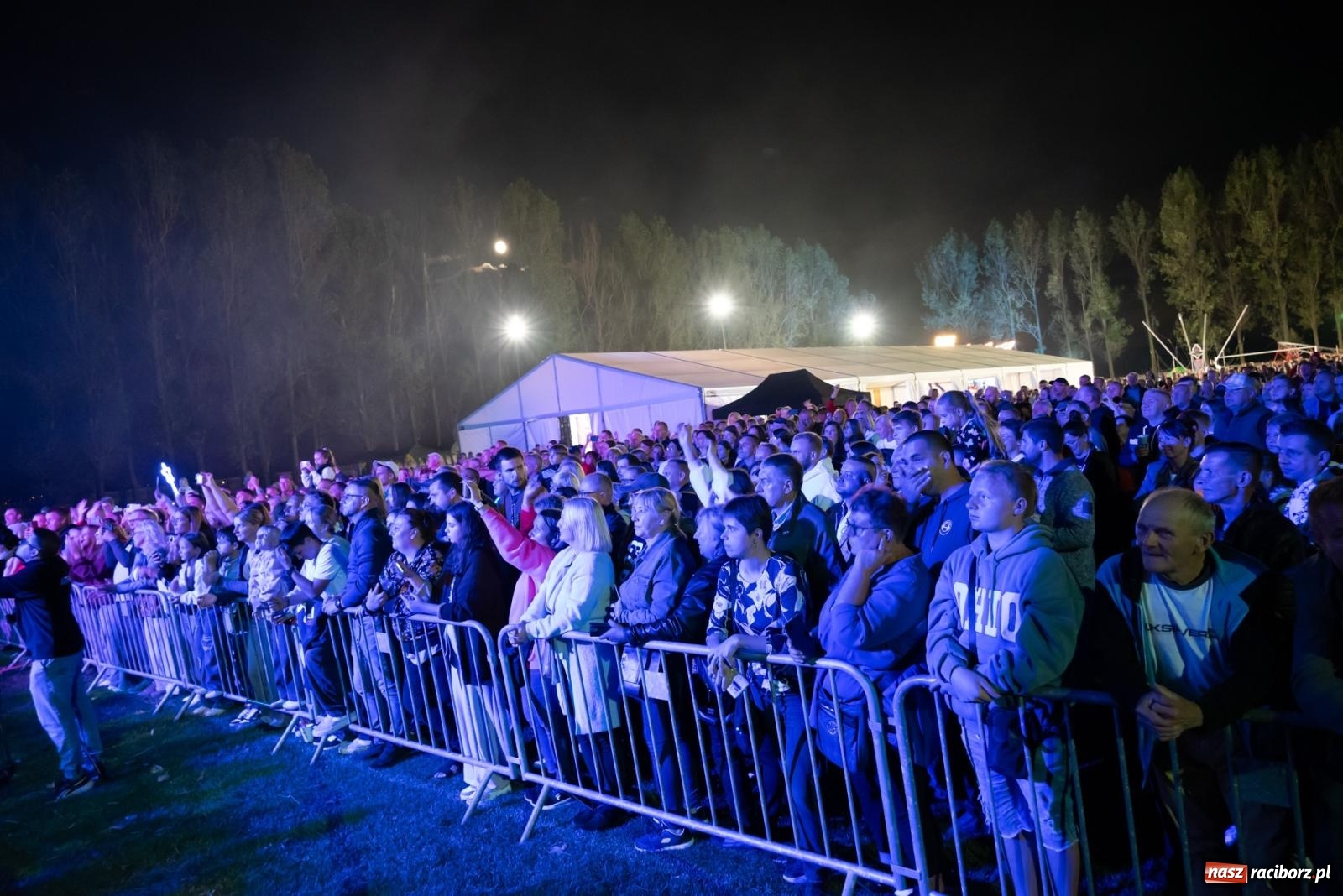 Zdjęcie w galerii na portalu naszraciborz.pl: Fajerwerki, młodzi artyści Fundacji ARS i Staś Karoń. Pierwszy dzień dożynek Gminy Krzyżanowice w Owsiszczach  wiadomości z regionu