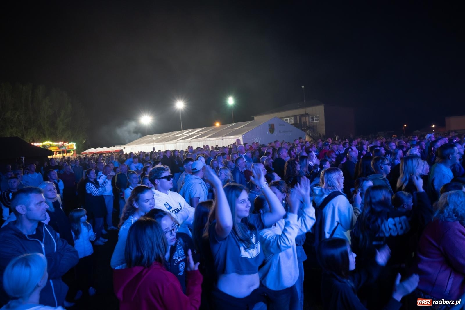 Zdjęcie w galerii na portalu naszraciborz.pl: Fajerwerki, młodzi artyści Fundacji ARS i Staś Karoń. Pierwszy dzień dożynek Gminy Krzyżanowice w Owsiszczach  wiadomości z regionu
