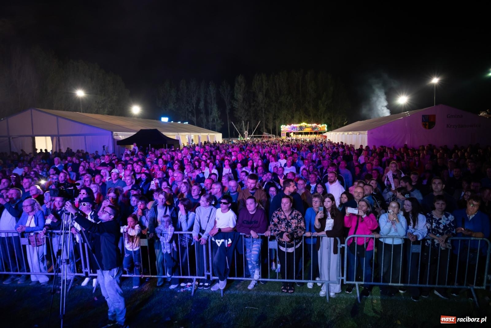 Zdjęcie w galerii na portalu naszraciborz.pl: Fajerwerki, młodzi artyści Fundacji ARS i Staś Karoń. Pierwszy dzień dożynek Gminy Krzyżanowice w Owsiszczach  wiadomości z regionu