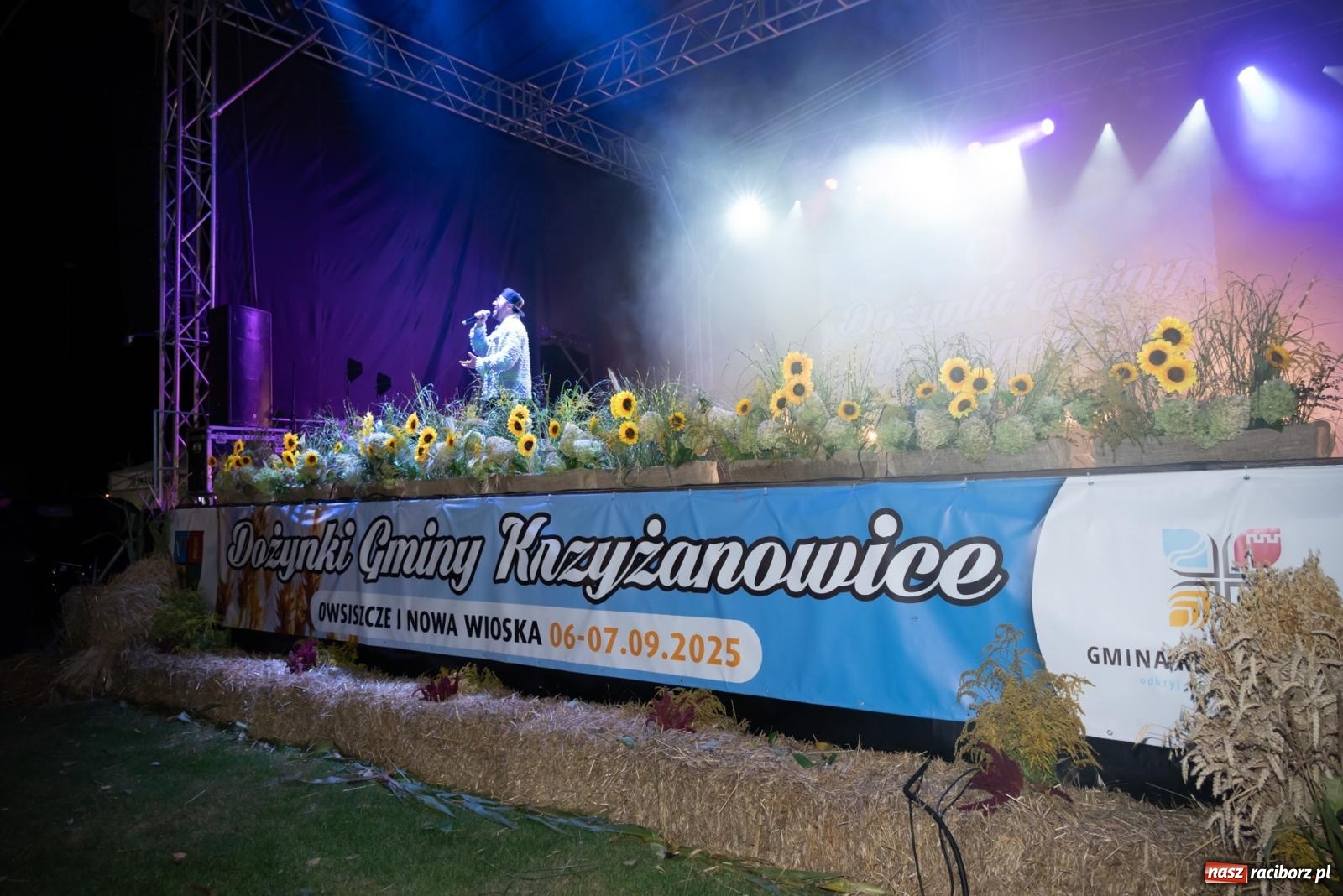 Zdjęcie w galerii na portalu naszraciborz.pl: Fajerwerki, młodzi artyści Fundacji ARS i Staś Karoń. Pierwszy dzień dożynek Gminy Krzyżanowice w Owsiszczach  wiadomości z regionu