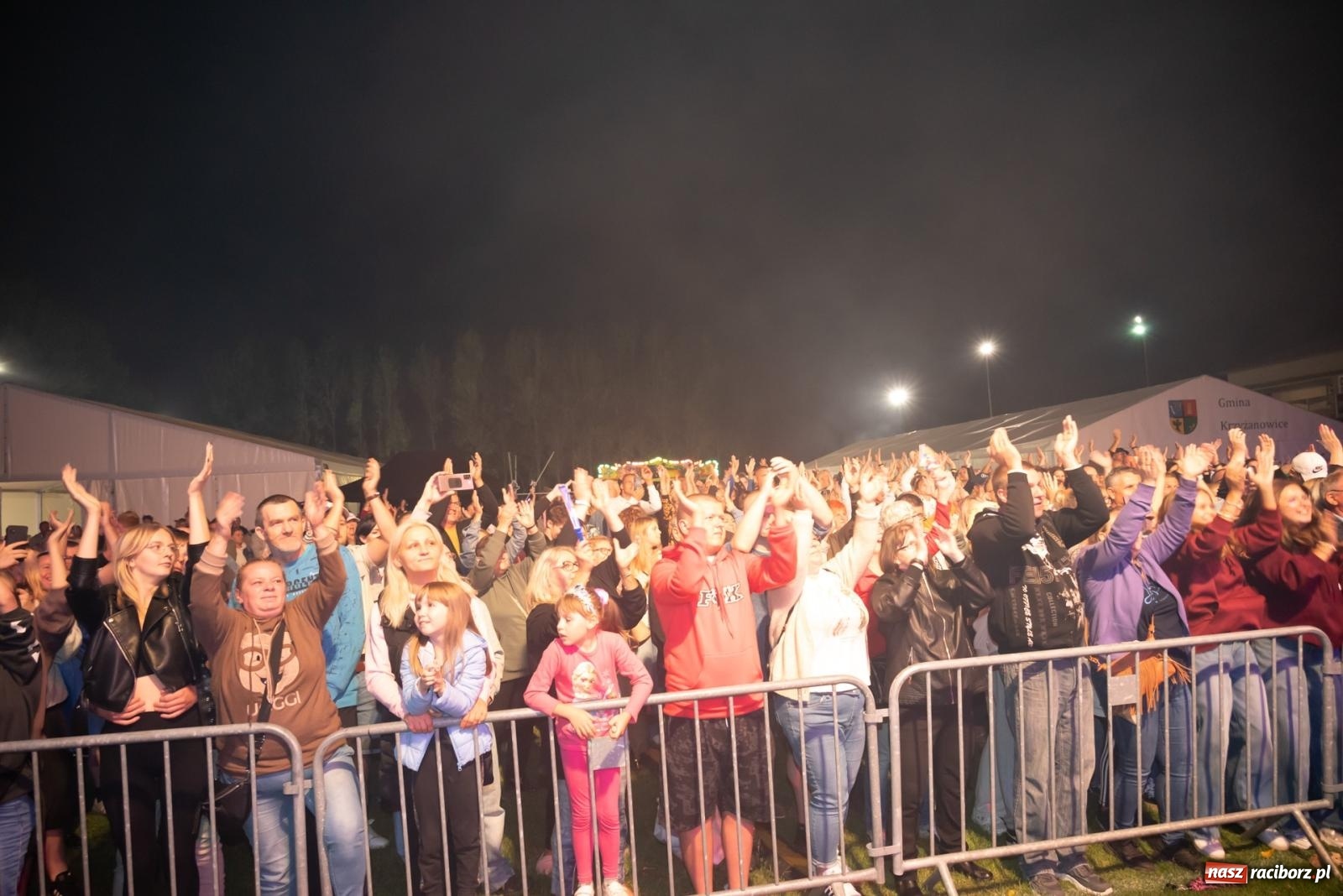 Zdjęcie w galerii na portalu naszraciborz.pl: Fajerwerki, młodzi artyści Fundacji ARS i Staś Karoń. Pierwszy dzień dożynek Gminy Krzyżanowice w Owsiszczach  wiadomości z regionu