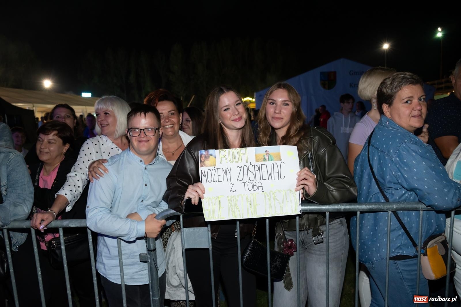 Zdjęcie w galerii na portalu naszraciborz.pl: Fajerwerki, młodzi artyści Fundacji ARS i Staś Karoń. Pierwszy dzień dożynek Gminy Krzyżanowice w Owsiszczach  wiadomości z regionu