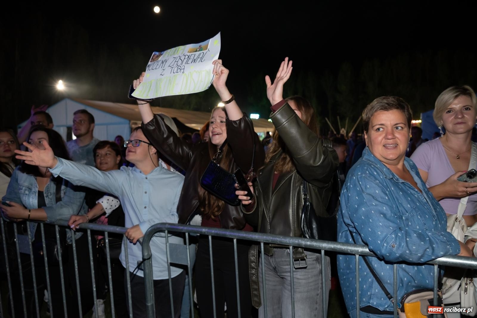 Zdjęcie w galerii na portalu naszraciborz.pl: Fajerwerki, młodzi artyści Fundacji ARS i Staś Karoń. Pierwszy dzień dożynek Gminy Krzyżanowice w Owsiszczach  wiadomości z regionu