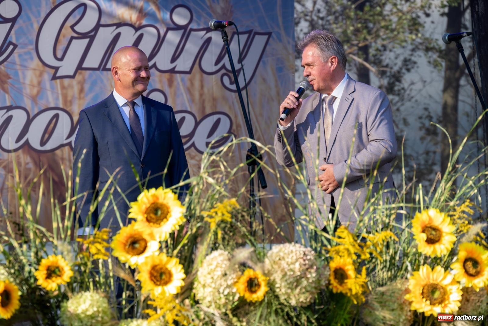 Zdjęcie w galerii na portalu naszraciborz.pl: Fajerwerki, młodzi artyści Fundacji ARS i Staś Karoń. Pierwszy dzień dożynek Gminy Krzyżanowice w Owsiszczach  wiadomości z regionu
