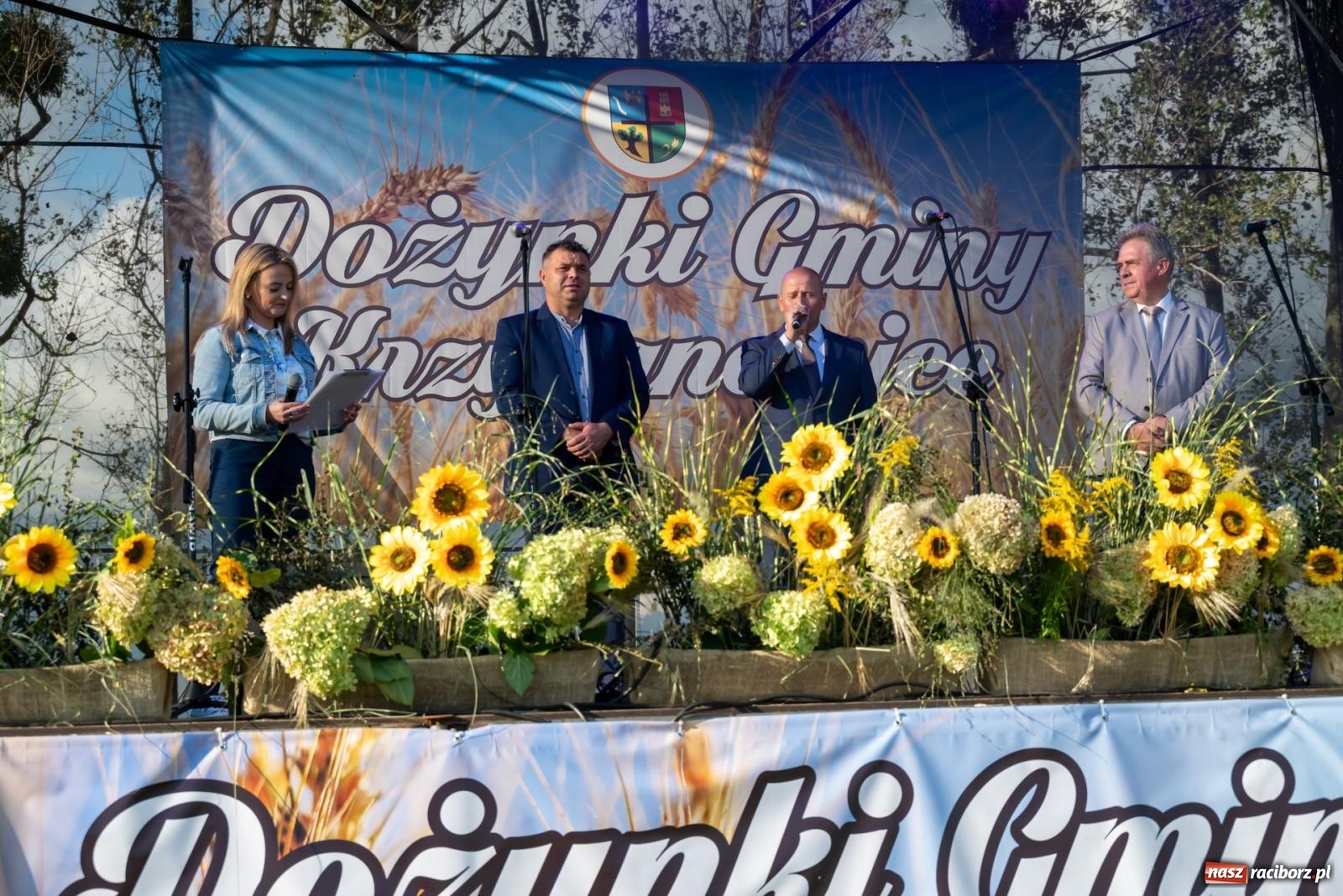 Zdjęcie w galerii na portalu naszraciborz.pl: Fajerwerki, młodzi artyści Fundacji ARS i Staś Karoń. Pierwszy dzień dożynek Gminy Krzyżanowice w Owsiszczach  wiadomości z regionu