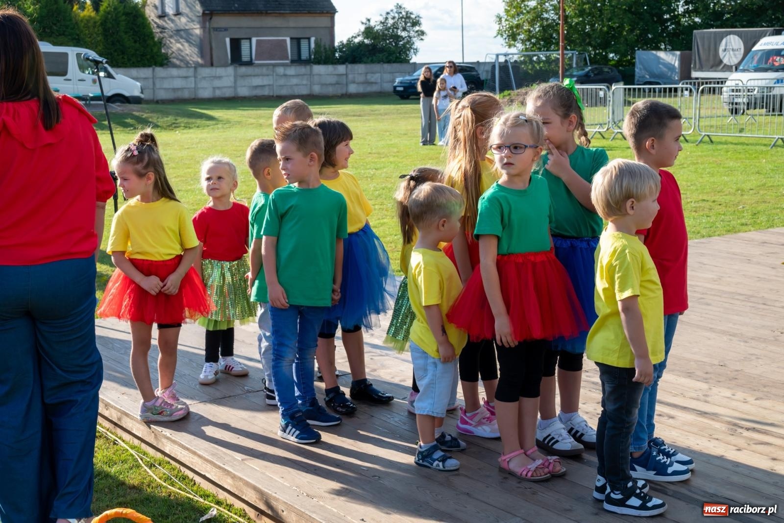 Zdjęcie w galerii na portalu naszraciborz.pl: Fajerwerki, młodzi artyści Fundacji ARS i Staś Karoń. Pierwszy dzień dożynek Gminy Krzyżanowice w Owsiszczach  wiadomości z regionu