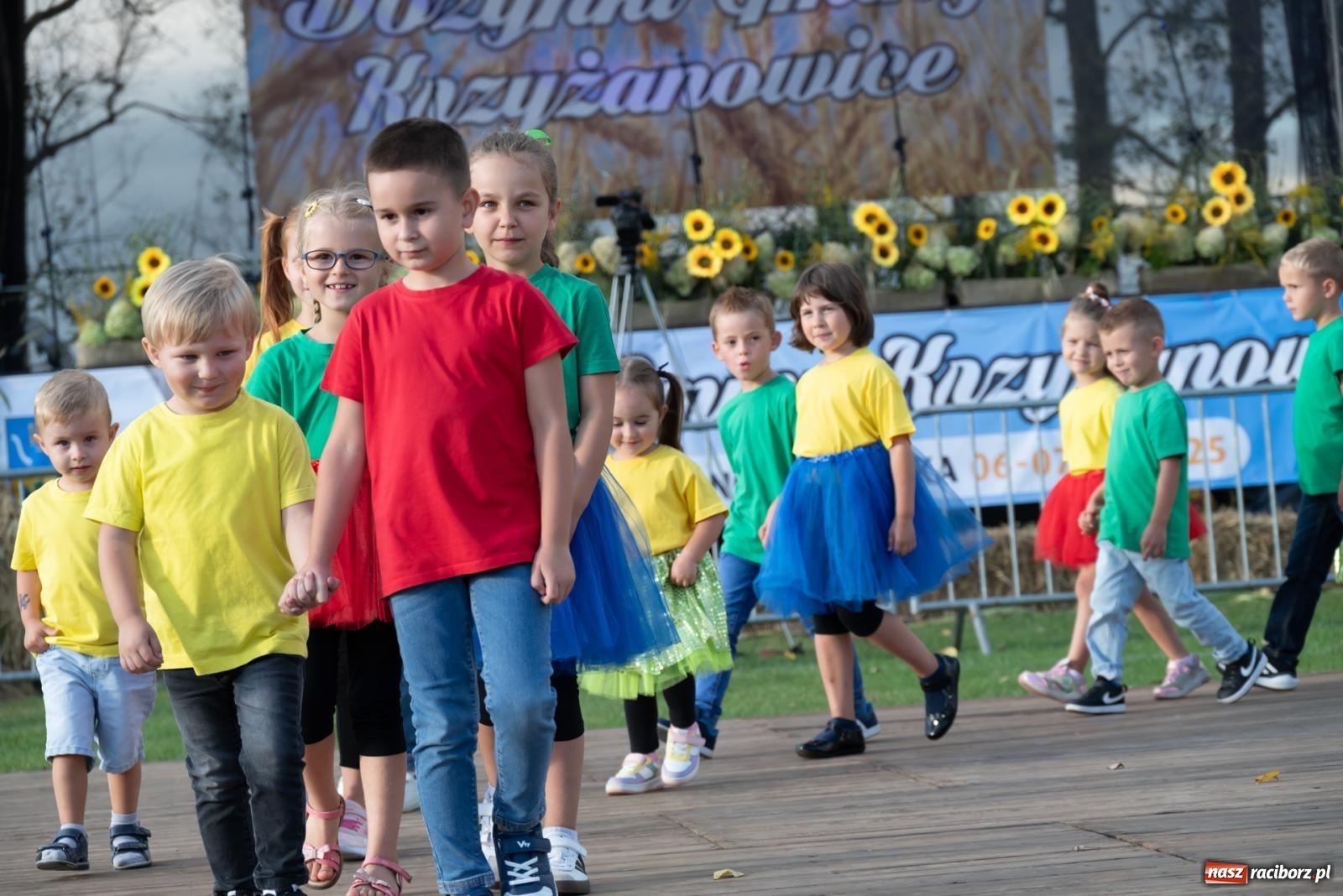 Zdjęcie w galerii na portalu naszraciborz.pl: Fajerwerki, młodzi artyści Fundacji ARS i Staś Karoń. Pierwszy dzień dożynek Gminy Krzyżanowice w Owsiszczach  wiadomości z regionu
