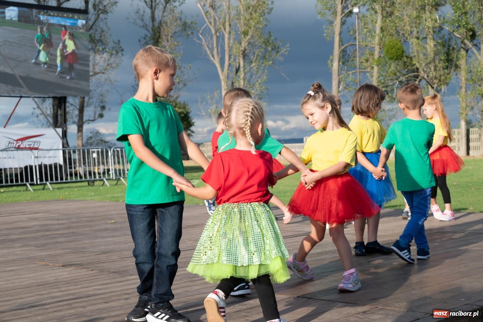 Zdjęcie w galerii na portalu naszraciborz.pl: Fajerwerki, młodzi artyści Fundacji ARS i Staś Karoń. Pierwszy dzień dożynek Gminy Krzyżanowice w Owsiszczach  wiadomości z regionu
