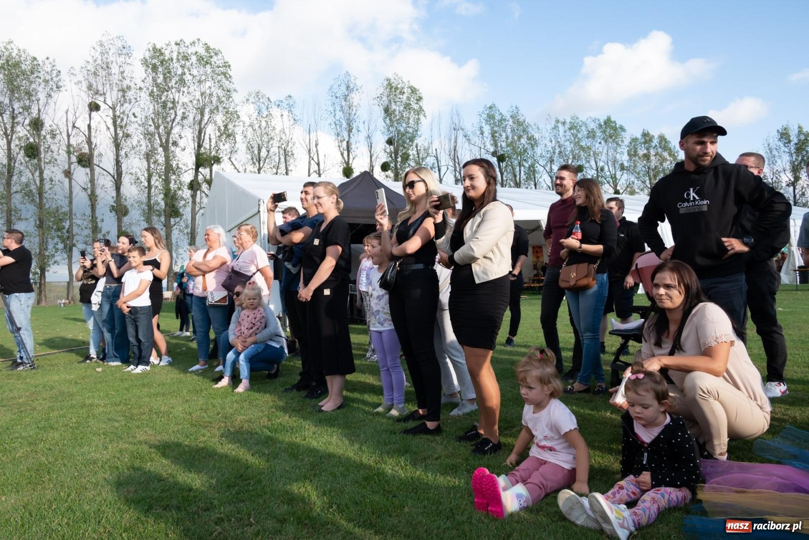Zdjęcie w galerii na portalu naszraciborz.pl: Fajerwerki, młodzi artyści Fundacji ARS i Staś Karoń. Pierwszy dzień dożynek Gminy Krzyżanowice w Owsiszczach  wiadomości z regionu