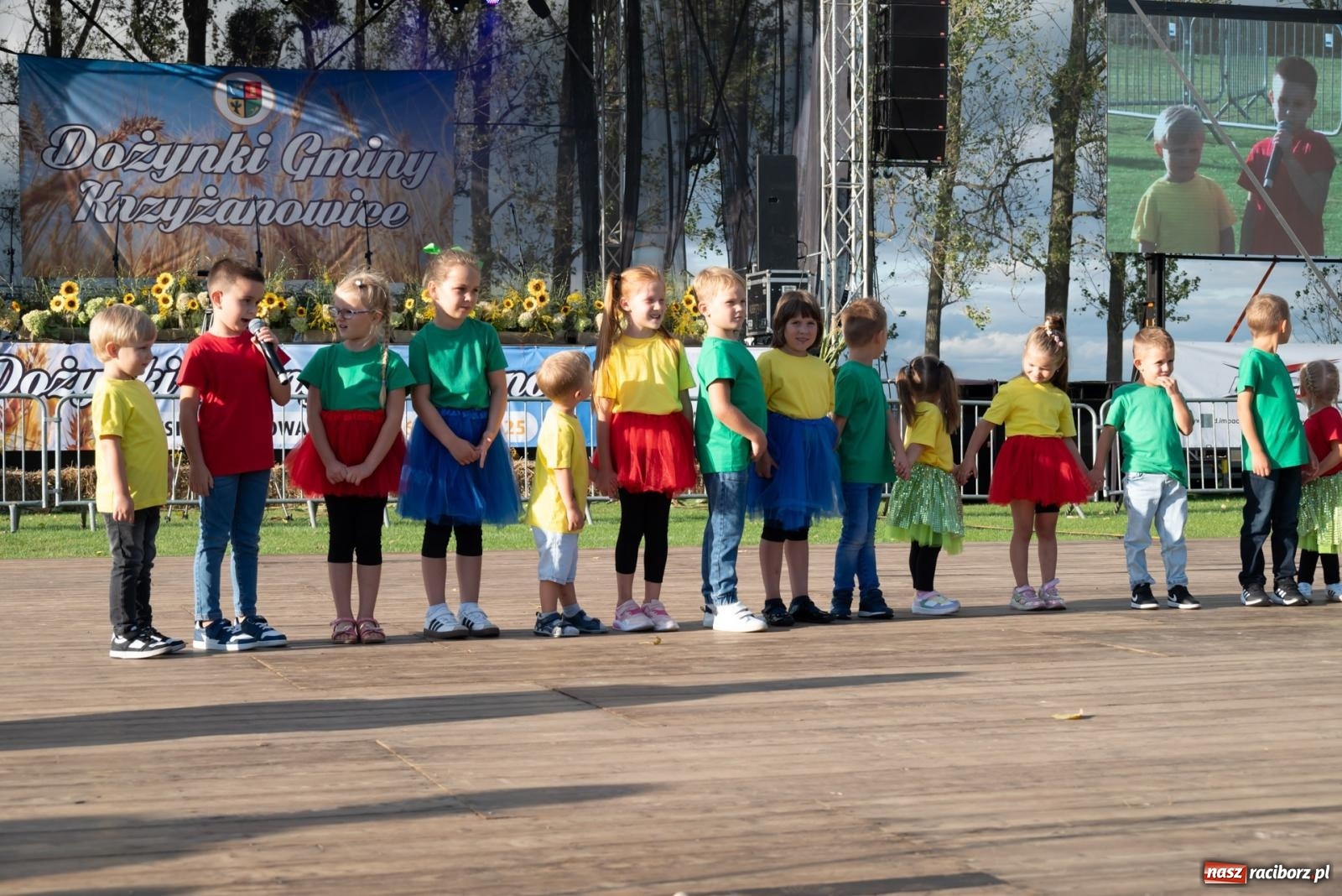Zdjęcie w galerii na portalu naszraciborz.pl: Fajerwerki, młodzi artyści Fundacji ARS i Staś Karoń. Pierwszy dzień dożynek Gminy Krzyżanowice w Owsiszczach  wiadomości z regionu
