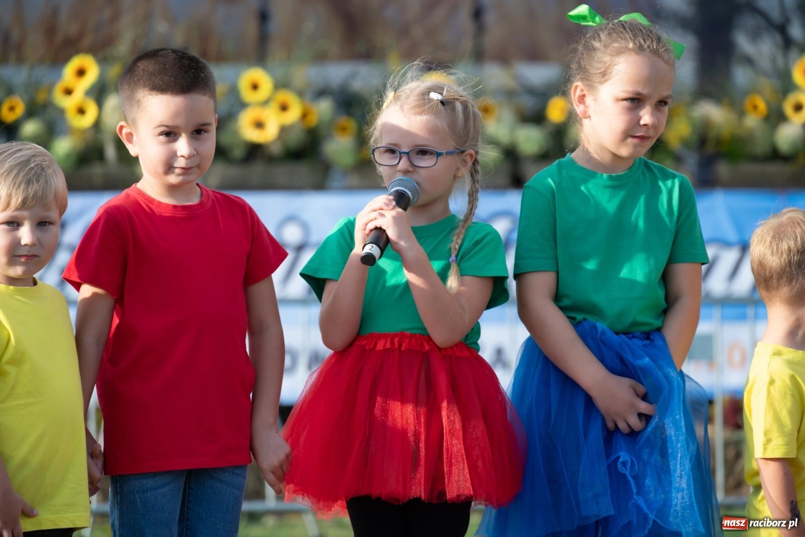 Zdjęcie w galerii na portalu naszraciborz.pl: Fajerwerki, młodzi artyści Fundacji ARS i Staś Karoń. Pierwszy dzień dożynek Gminy Krzyżanowice w Owsiszczach  wiadomości z regionu