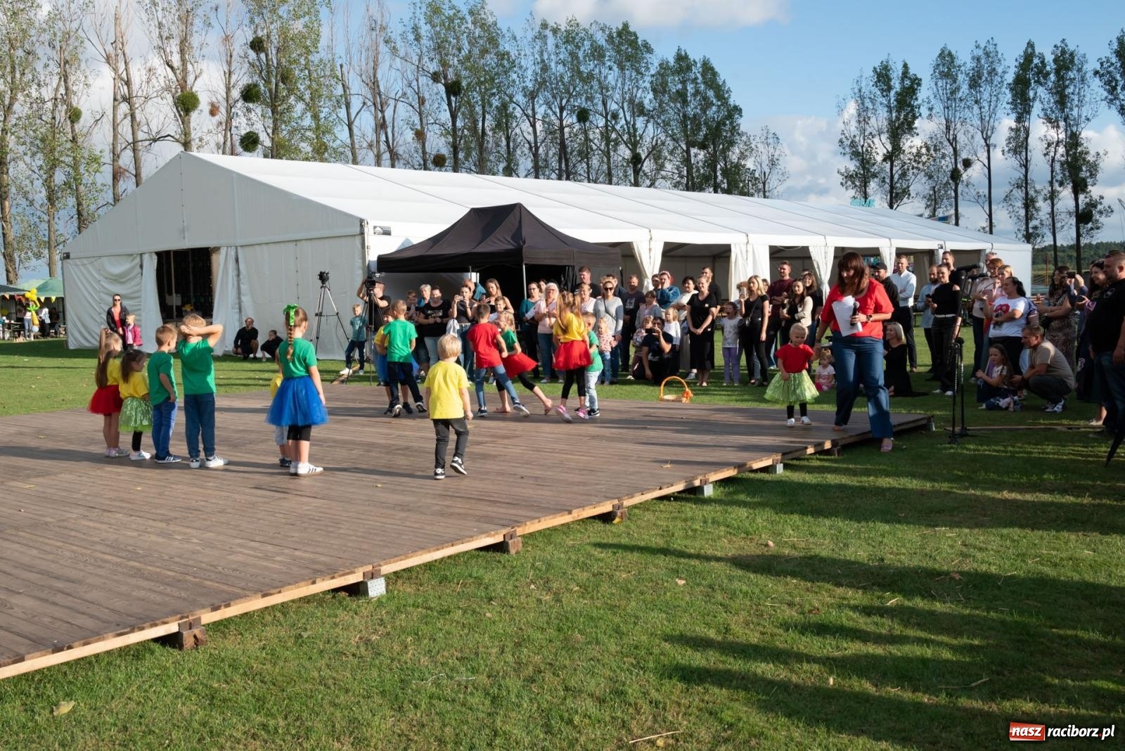 Zdjęcie w galerii na portalu naszraciborz.pl: Fajerwerki, młodzi artyści Fundacji ARS i Staś Karoń. Pierwszy dzień dożynek Gminy Krzyżanowice w Owsiszczach  wiadomości z regionu