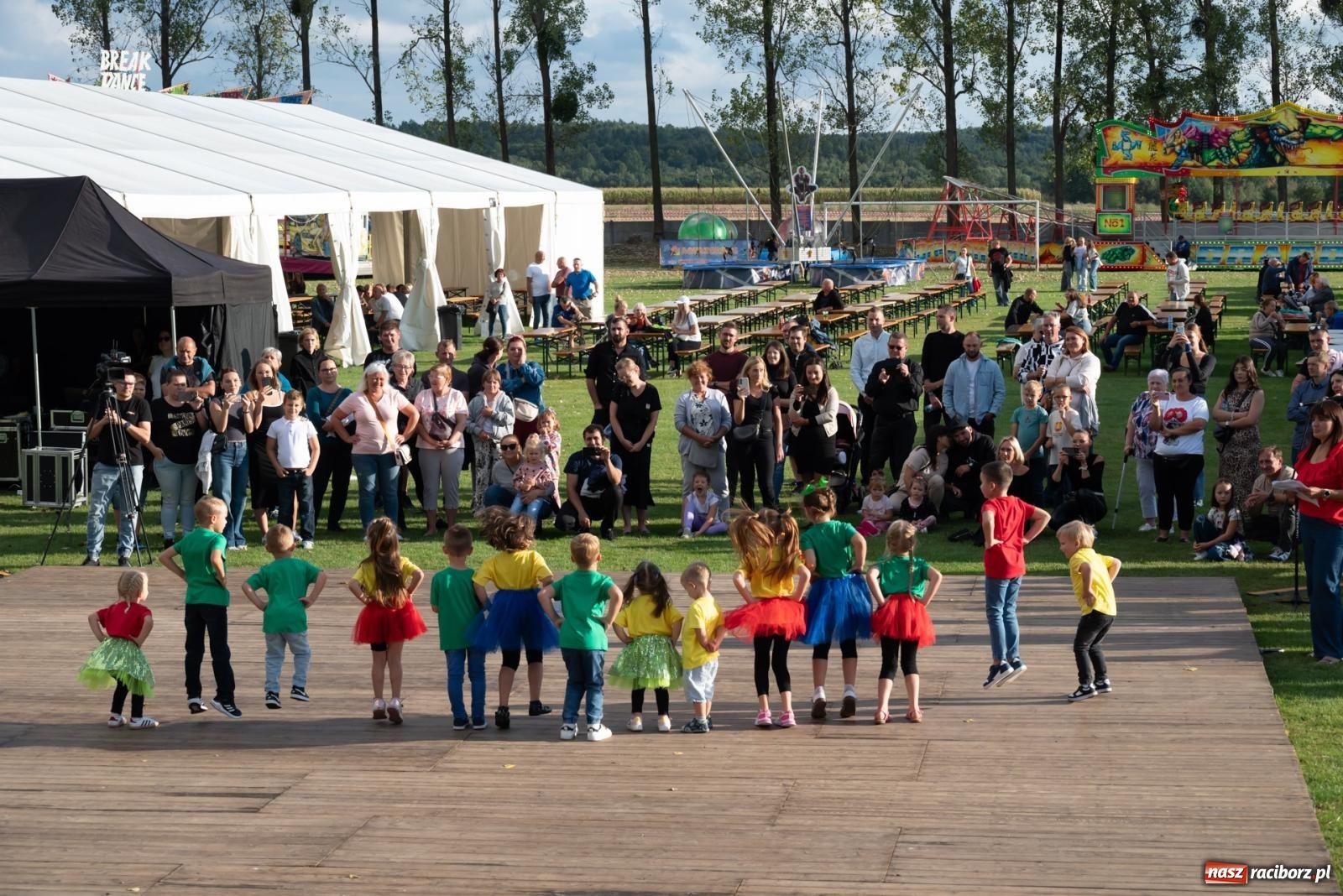 Zdjęcie w galerii na portalu naszraciborz.pl: Fajerwerki, młodzi artyści Fundacji ARS i Staś Karoń. Pierwszy dzień dożynek Gminy Krzyżanowice w Owsiszczach  wiadomości z regionu