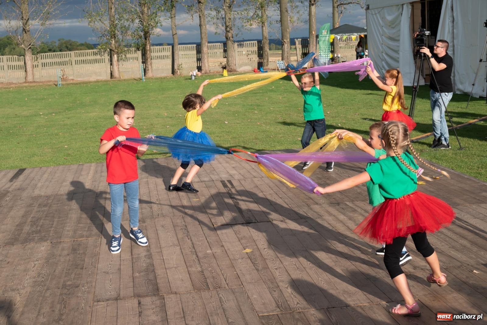 Zdjęcie w galerii na portalu naszraciborz.pl: Fajerwerki, młodzi artyści Fundacji ARS i Staś Karoń. Pierwszy dzień dożynek Gminy Krzyżanowice w Owsiszczach  wiadomości z regionu