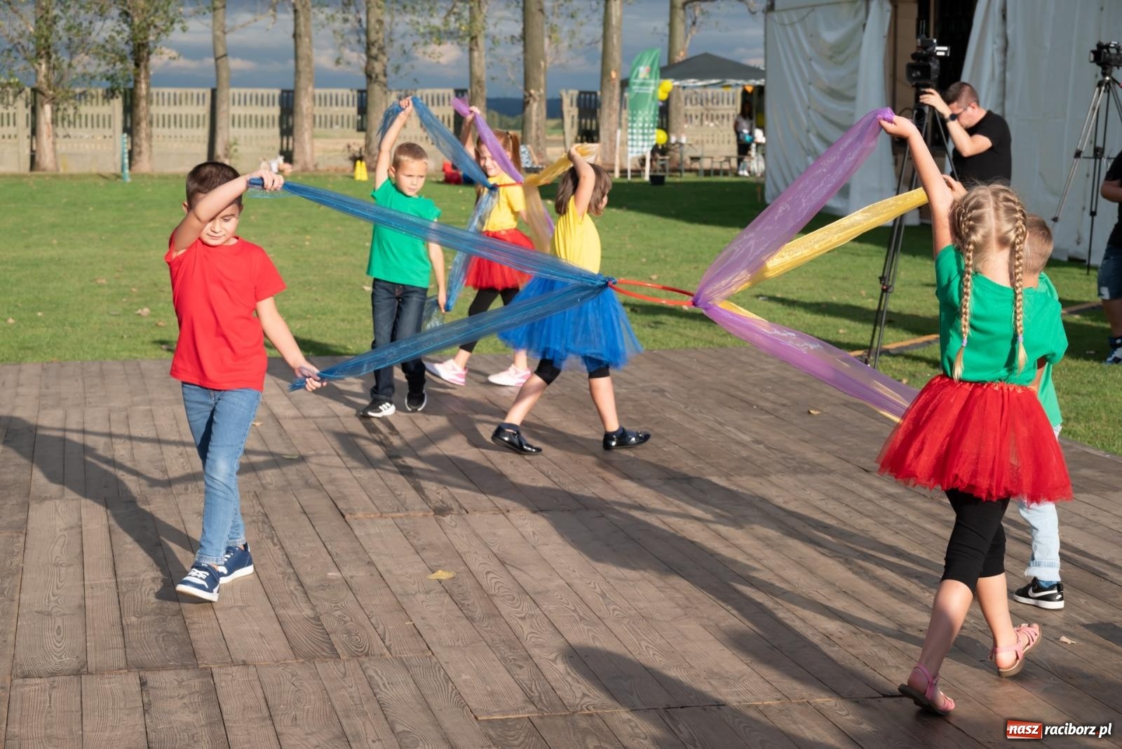 Zdjęcie w galerii na portalu naszraciborz.pl: Fajerwerki, młodzi artyści Fundacji ARS i Staś Karoń. Pierwszy dzień dożynek Gminy Krzyżanowice w Owsiszczach  wiadomości z regionu