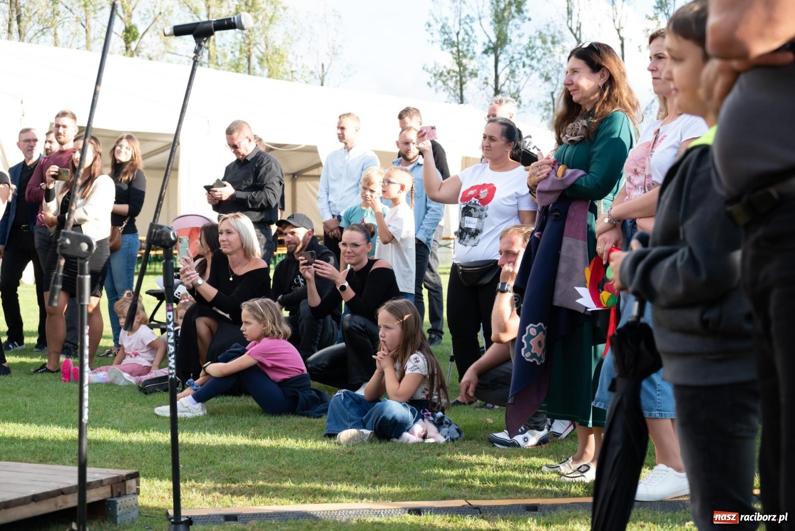 Zdjęcie w galerii na portalu naszraciborz.pl: Fajerwerki, młodzi artyści Fundacji ARS i Staś Karoń. Pierwszy dzień dożynek Gminy Krzyżanowice w Owsiszczach  wiadomości z regionu