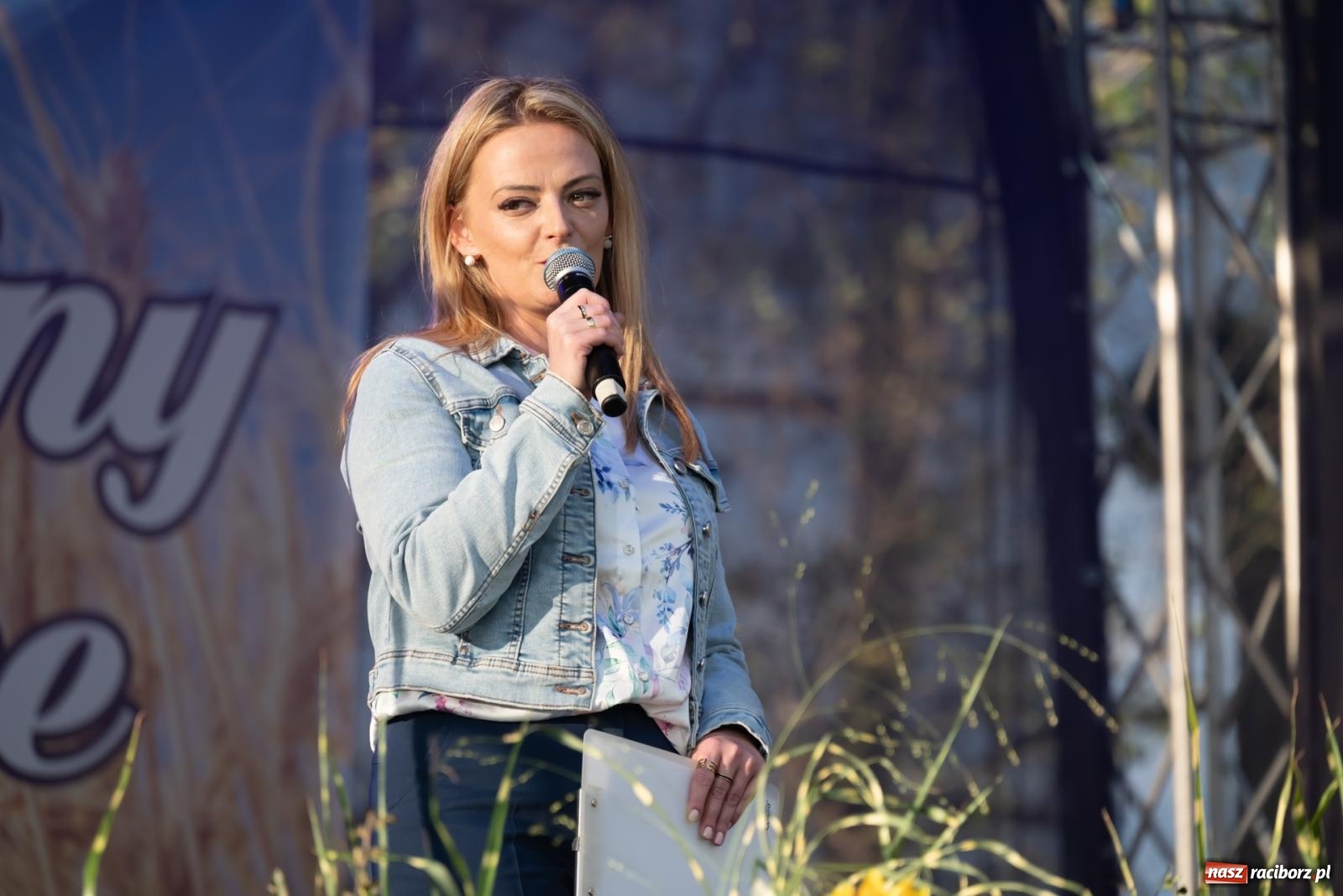 Zdjęcie w galerii na portalu naszraciborz.pl: Fajerwerki, młodzi artyści Fundacji ARS i Staś Karoń. Pierwszy dzień dożynek Gminy Krzyżanowice w Owsiszczach  wiadomości z regionu