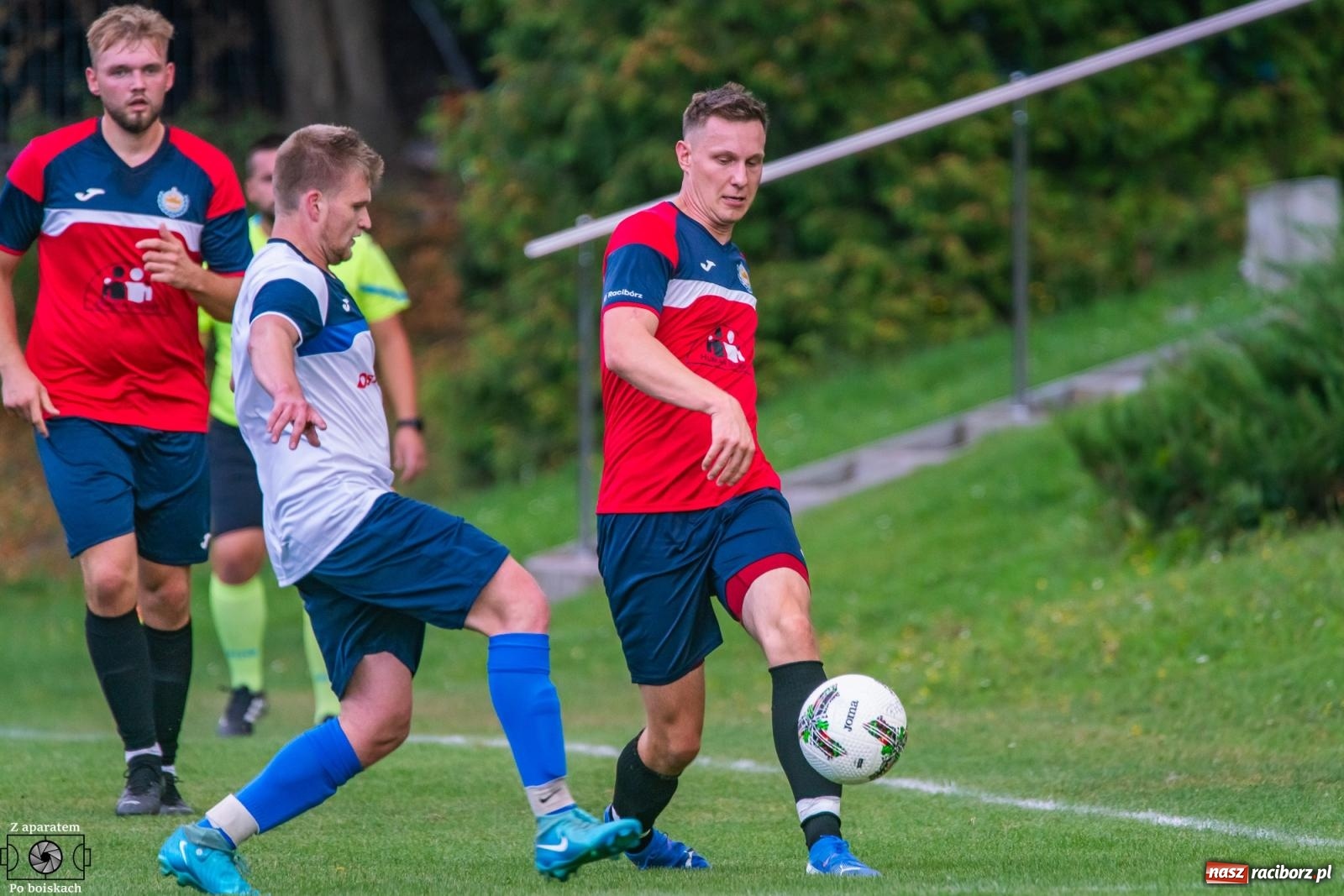 Zdjęcie w galerii na portalu naszraciborz.pl: B klasa: Lokomotywa z Tuwima rozjechała Brzezie [FOTO] wiadomości z regionu