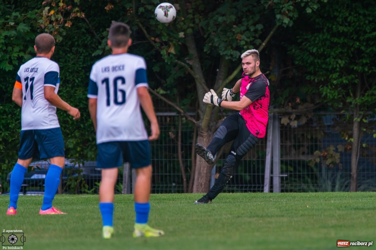 Zdjęcie w galerii na portalu naszraciborz.pl: B klasa: Lokomotywa z Tuwima rozjechała Brzezie [FOTO] wiadomości z regionu