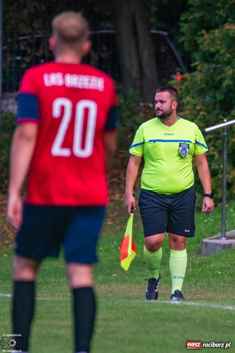 Zdjęcie w galerii na portalu naszraciborz.pl: B klasa: Lokomotywa z Tuwima rozjechała Brzezie [FOTO] wiadomości z regionu