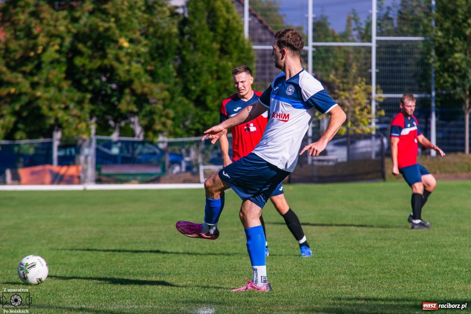 Zdjęcie w galerii na portalu naszraciborz.pl: B klasa: Lokomotywa z Tuwima rozjechała Brzezie [FOTO] wiadomości z regionu