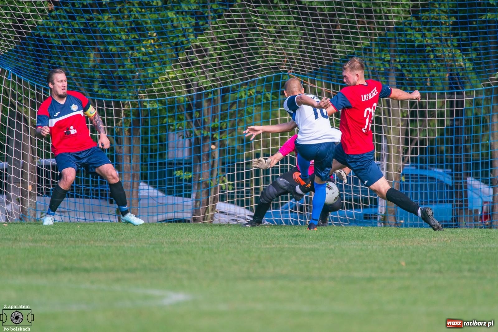Zdjęcie w galerii na portalu naszraciborz.pl: B klasa: Lokomotywa z Tuwima rozjechała Brzezie [FOTO] wiadomości z regionu