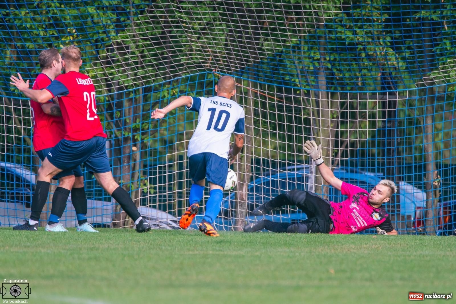 Zdjęcie w galerii na portalu naszraciborz.pl: B klasa: Lokomotywa z Tuwima rozjechała Brzezie [FOTO] wiadomości z regionu