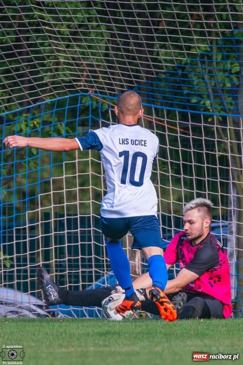 Zdjęcie w galerii na portalu naszraciborz.pl: B klasa: Lokomotywa z Tuwima rozjechała Brzezie [FOTO] wiadomości z regionu