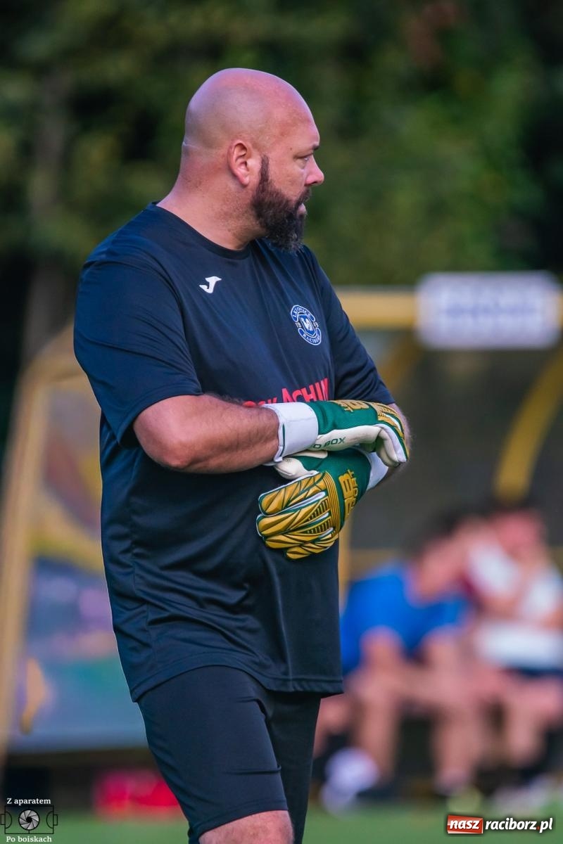 Zdjęcie w galerii na portalu naszraciborz.pl: B klasa: Lokomotywa z Tuwima rozjechała Brzezie [FOTO] wiadomości z regionu