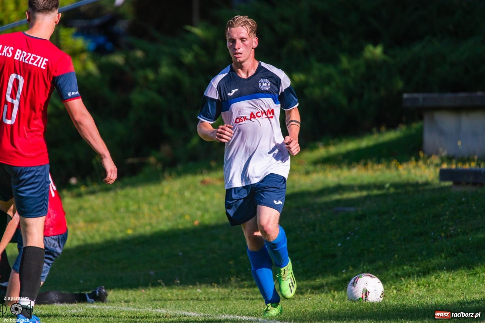 Zdjęcie w galerii na portalu naszraciborz.pl: B klasa: Lokomotywa z Tuwima rozjechała Brzezie [FOTO] wiadomości z regionu