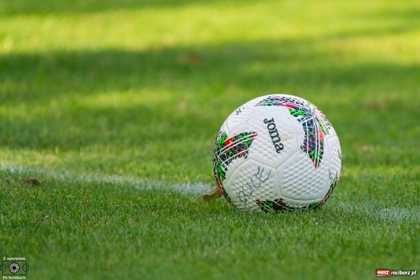 Zdjęcie w galerii na portalu naszraciborz.pl: B klasa: Lokomotywa z Tuwima rozjechała Brzezie [FOTO] wiadomości z regionu