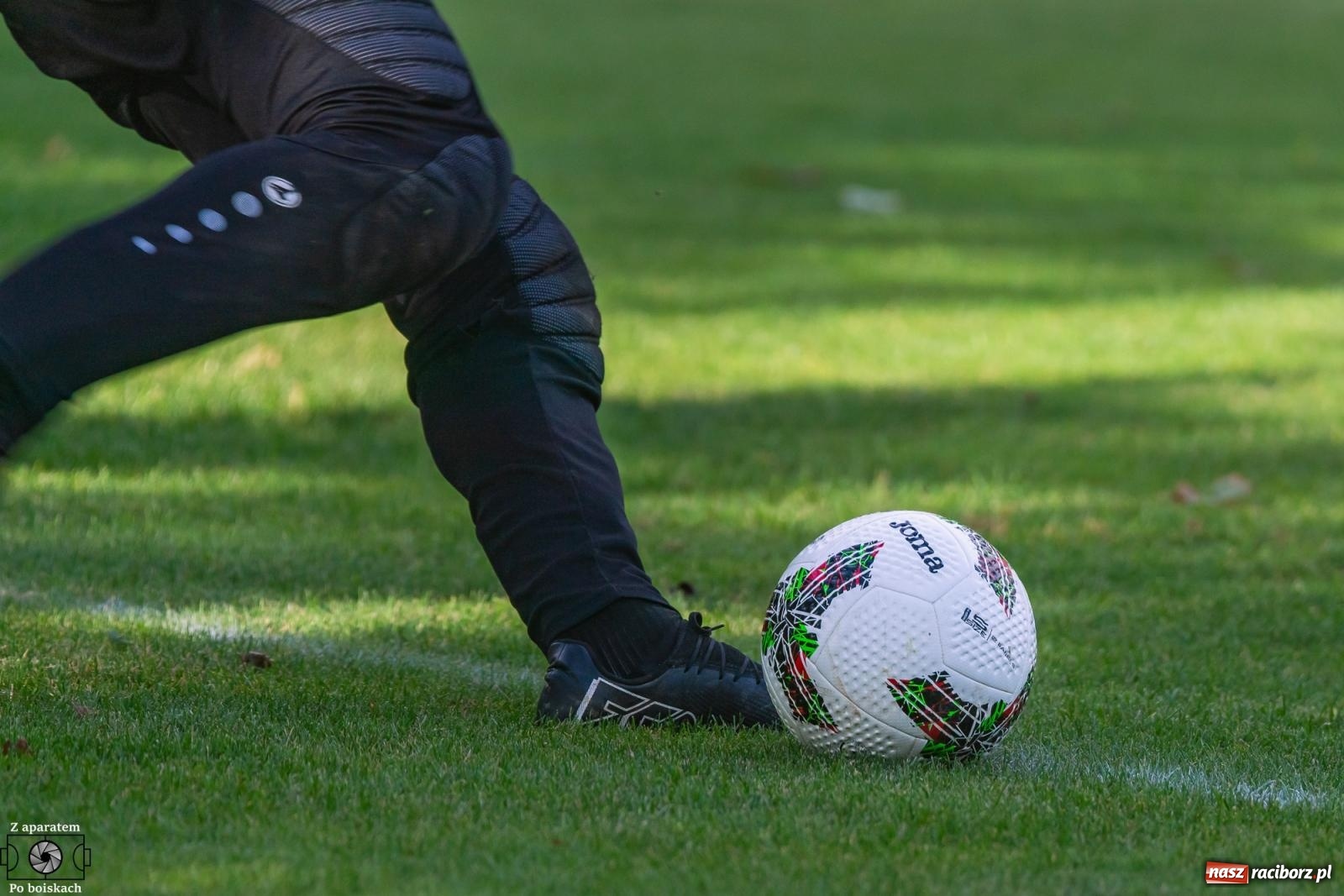 Zdjęcie w galerii na portalu naszraciborz.pl: B klasa: Lokomotywa z Tuwima rozjechała Brzezie [FOTO] wiadomości z regionu