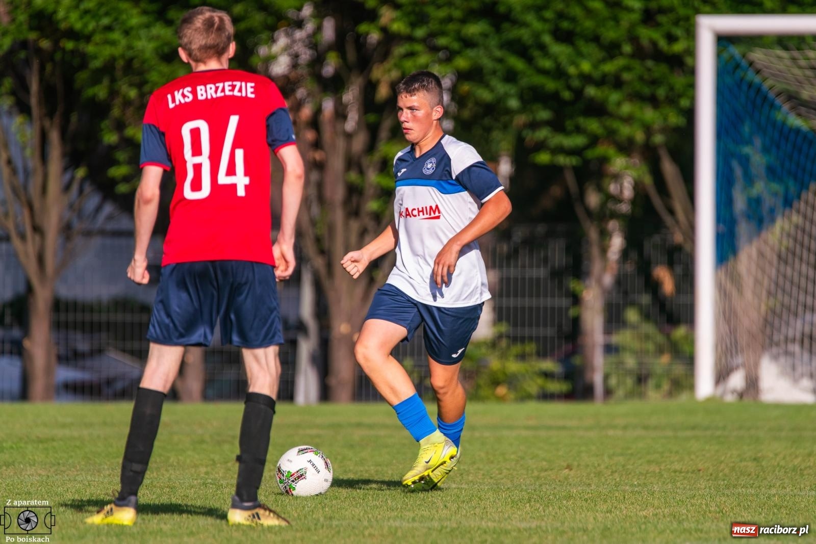 Zdjęcie w galerii na portalu naszraciborz.pl: B klasa: Lokomotywa z Tuwima rozjechała Brzezie [FOTO] wiadomości z regionu