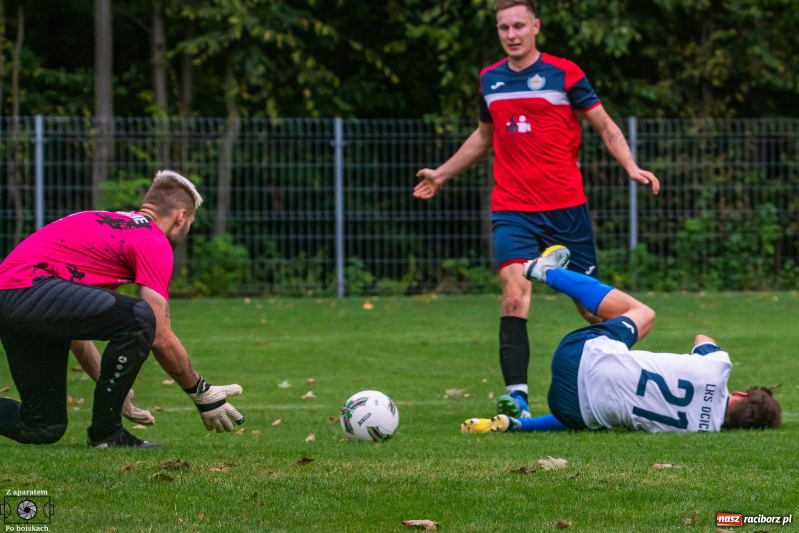 Zdjęcie w galerii na portalu naszraciborz.pl: B klasa: Lokomotywa z Tuwima rozjechała Brzezie [FOTO] wiadomości z regionu