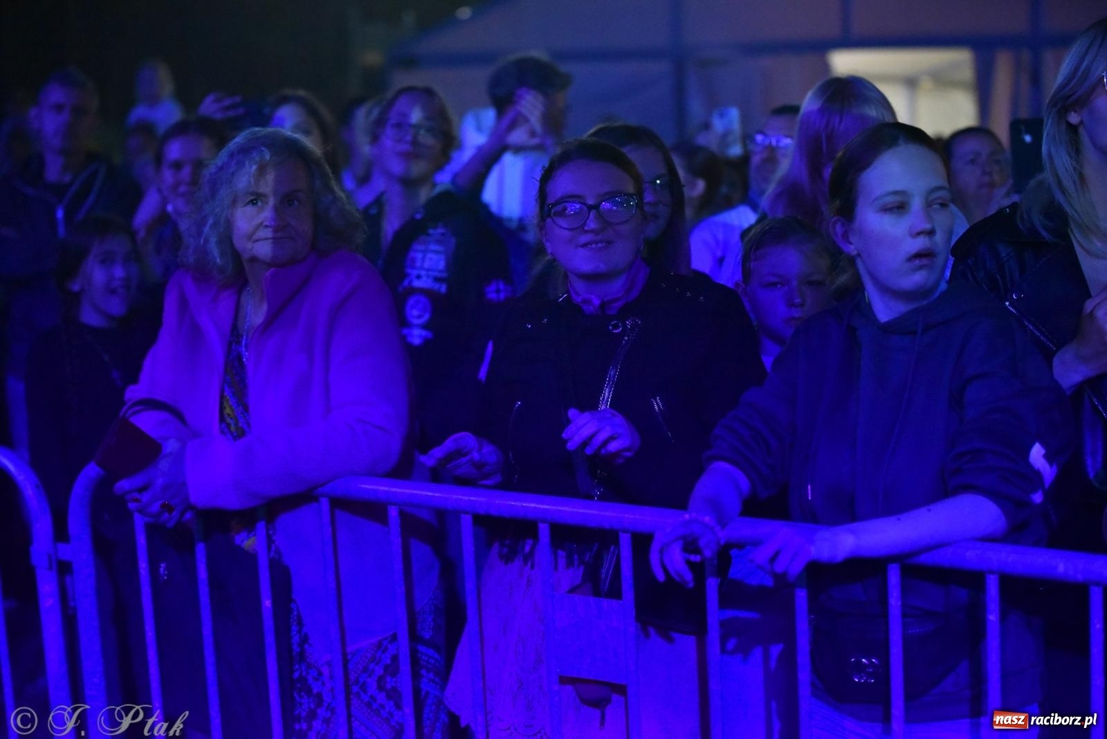 Zdjęcie w galerii na portalu naszraciborz.pl: Dożynki w Owsiszczach. Zespół Boys porwał publiczność [FOTO i WIDEO] wiadomości z regionu