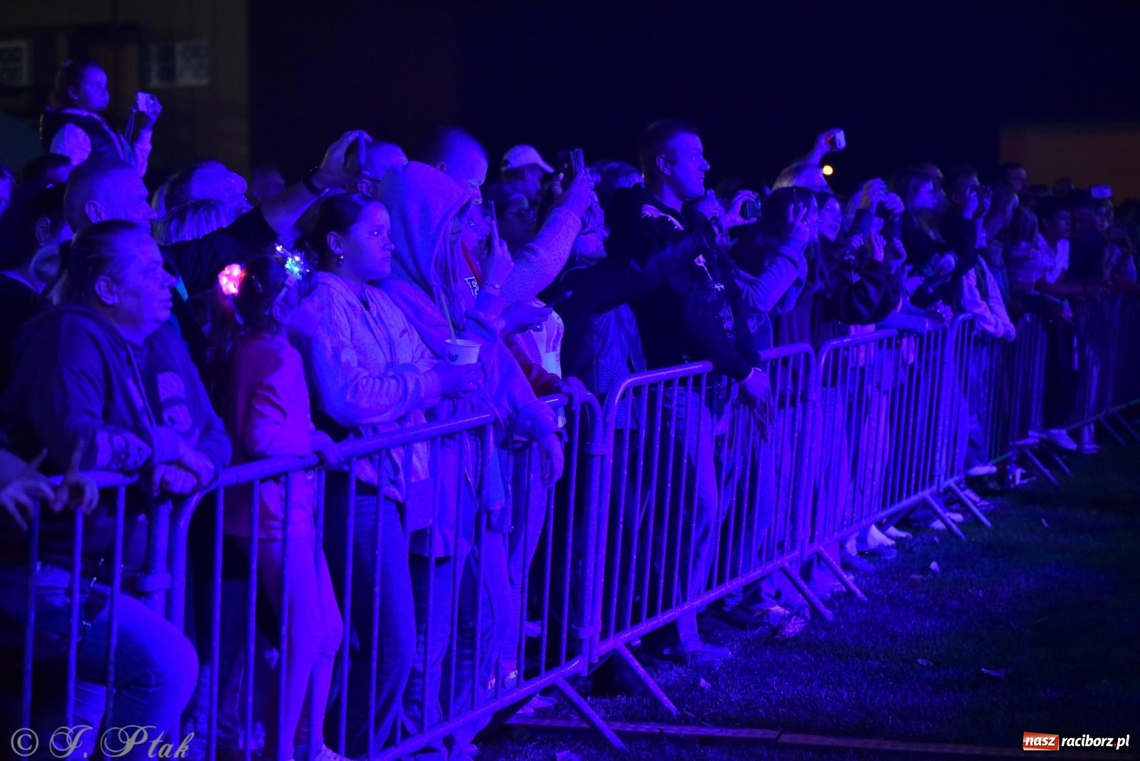 Zdjęcie w galerii na portalu naszraciborz.pl: Dożynki w Owsiszczach. Zespół Boys porwał publiczność [FOTO i WIDEO] wiadomości z regionu