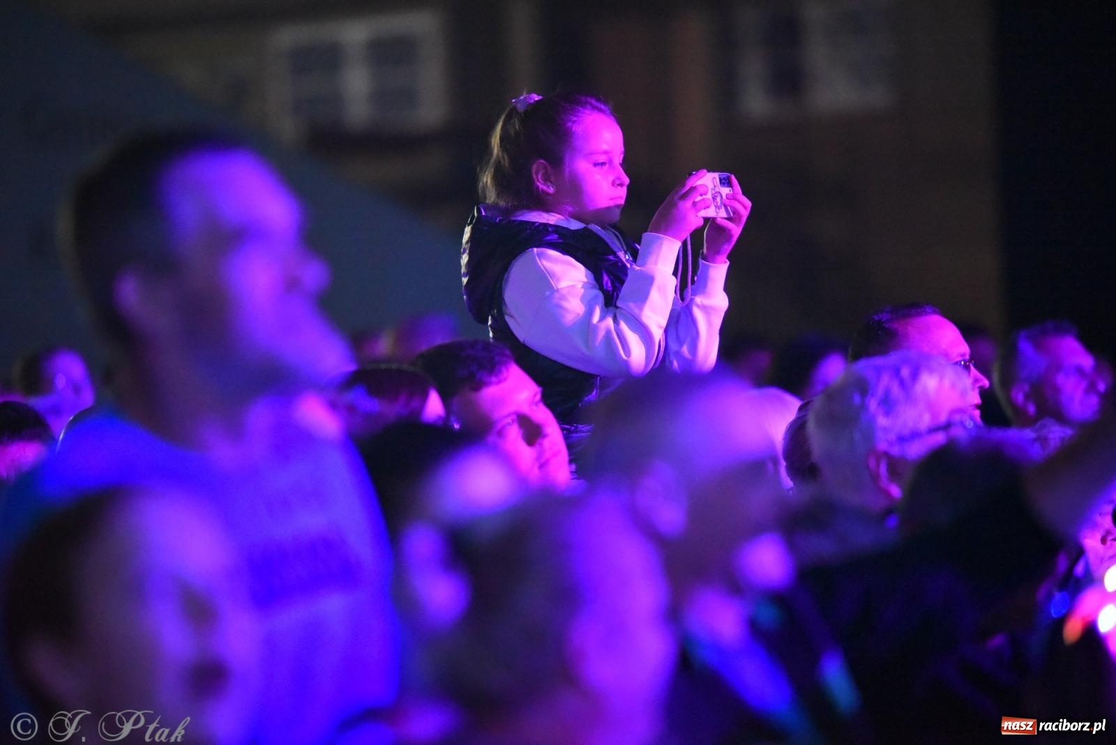 Zdjęcie w galerii na portalu naszraciborz.pl: Dożynki w Owsiszczach. Zespół Boys porwał publiczność [FOTO i WIDEO] wiadomości z regionu