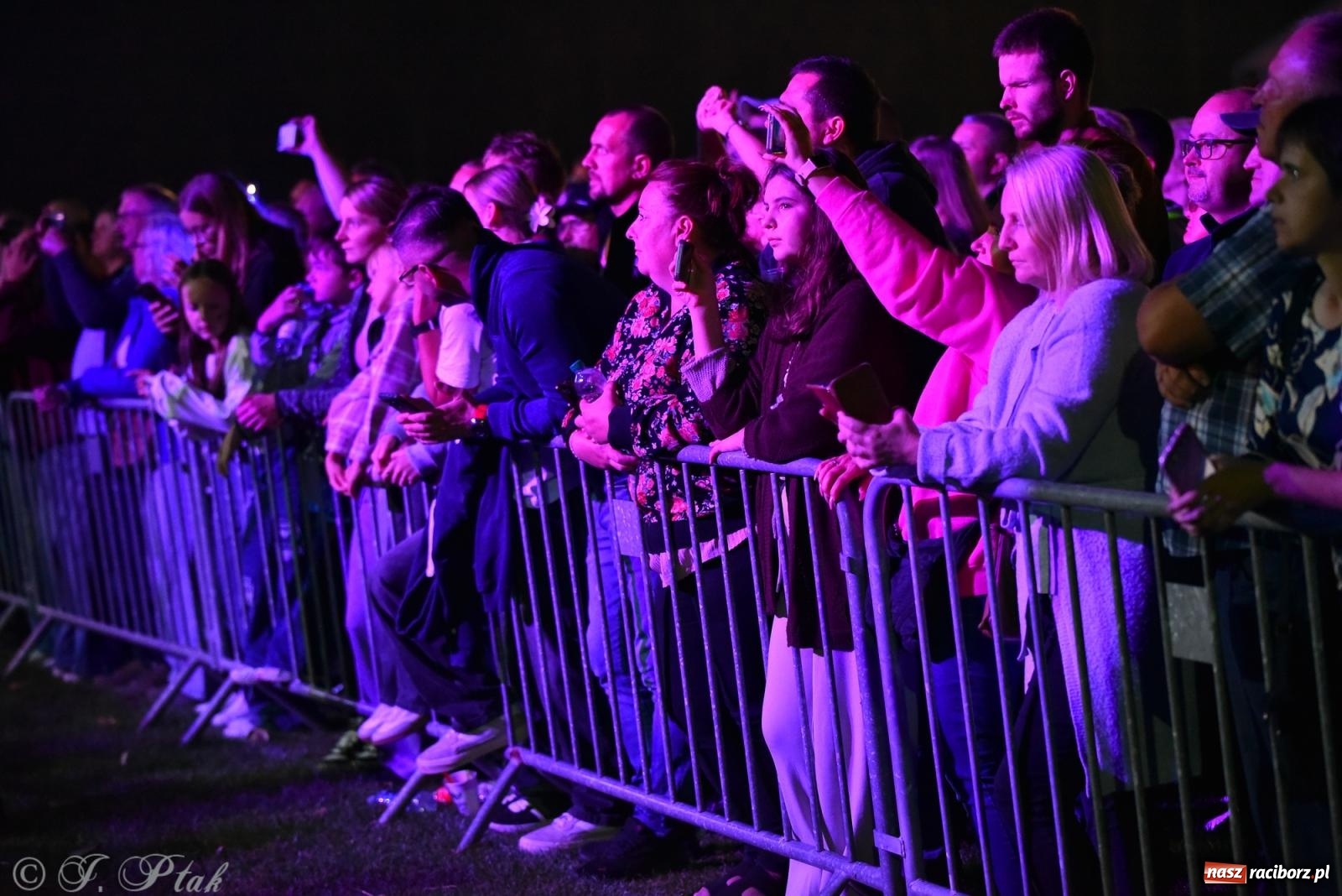 Zdjęcie w galerii na portalu naszraciborz.pl: Dożynki w Owsiszczach. Zespół Boys porwał publiczność [FOTO i WIDEO] wiadomości z regionu