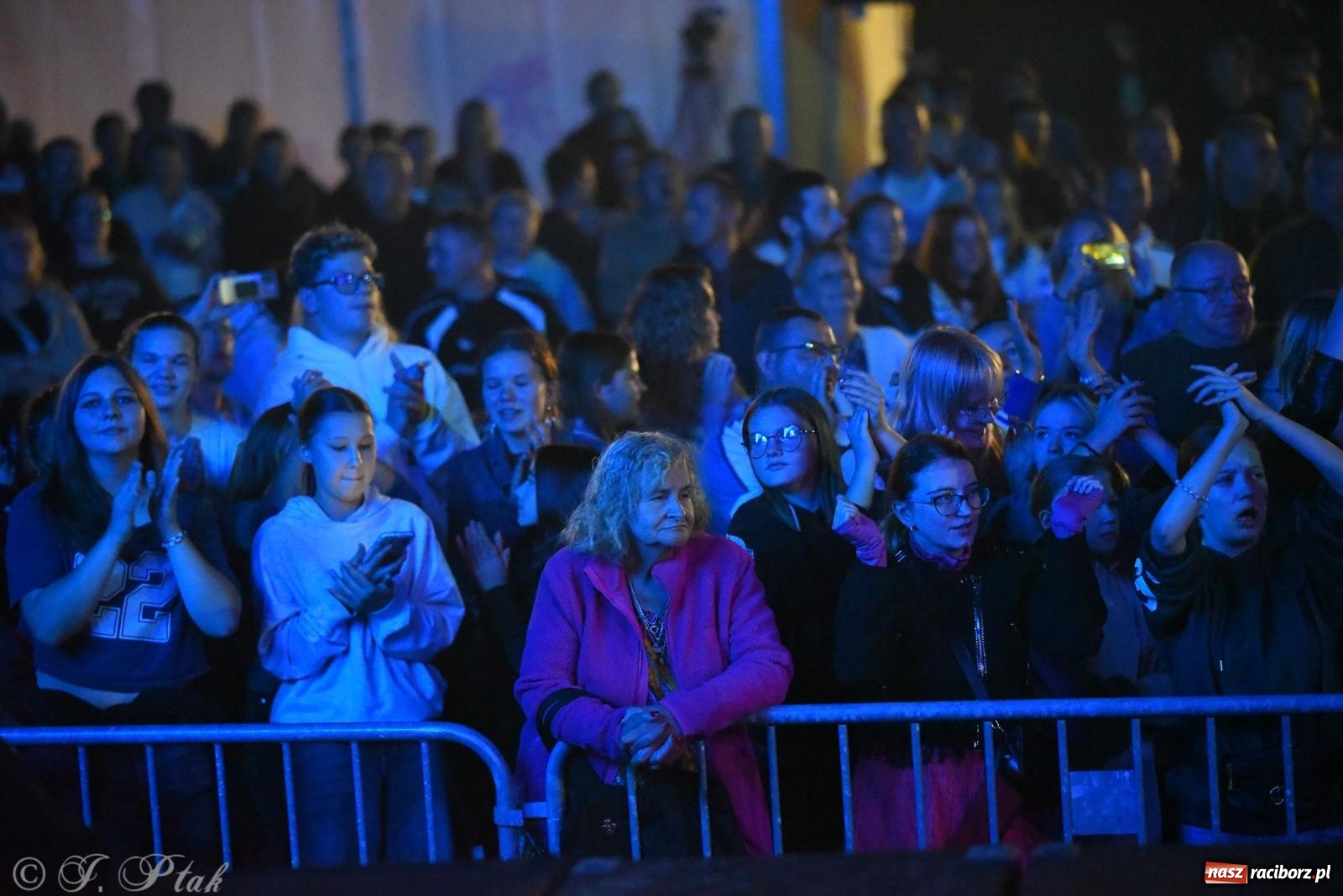 Zdjęcie w galerii na portalu naszraciborz.pl: Dożynki w Owsiszczach. Zespół Boys porwał publiczność [FOTO i WIDEO] wiadomości z regionu