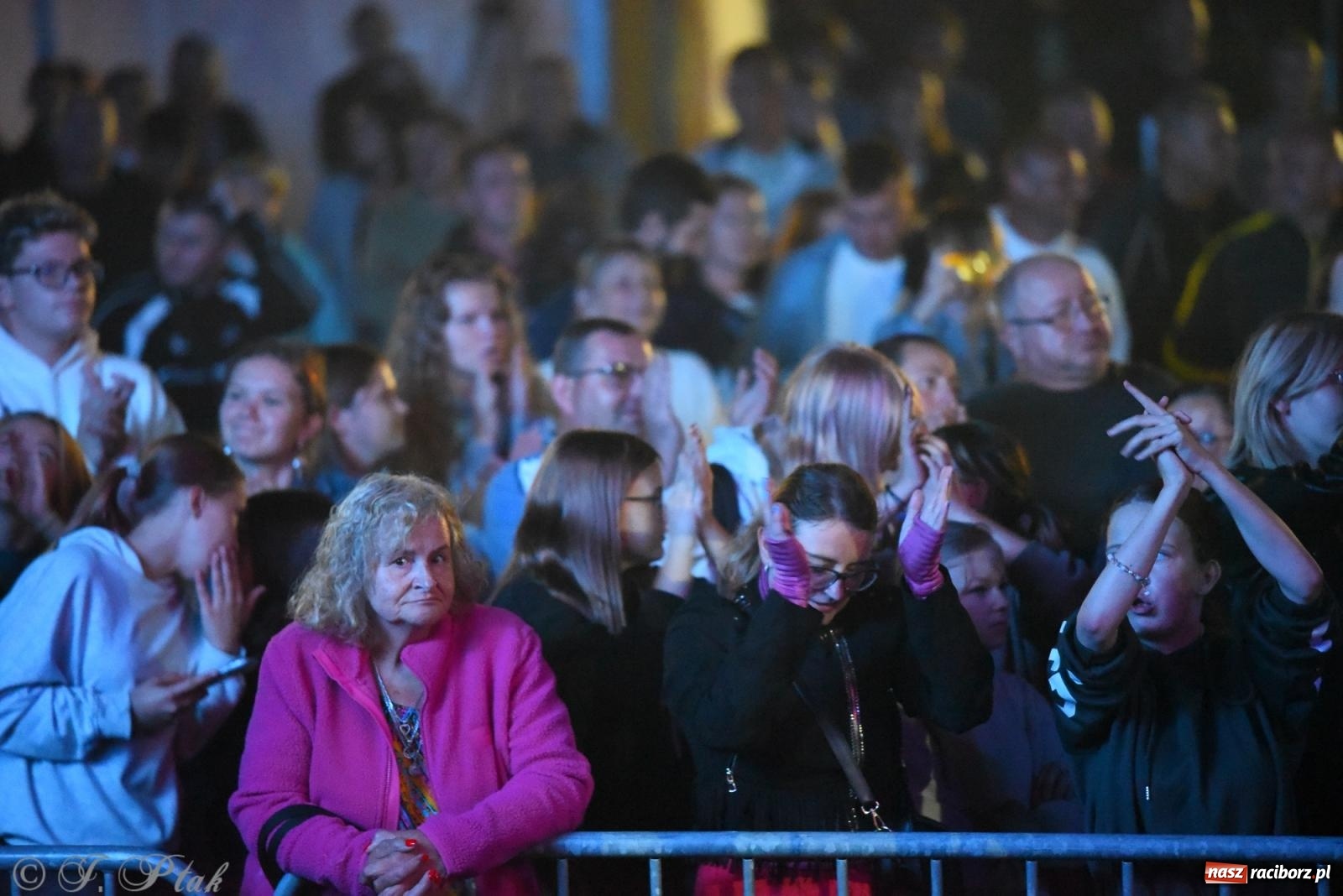 Zdjęcie w galerii na portalu naszraciborz.pl: Dożynki w Owsiszczach. Zespół Boys porwał publiczność [FOTO i WIDEO] wiadomości z regionu
